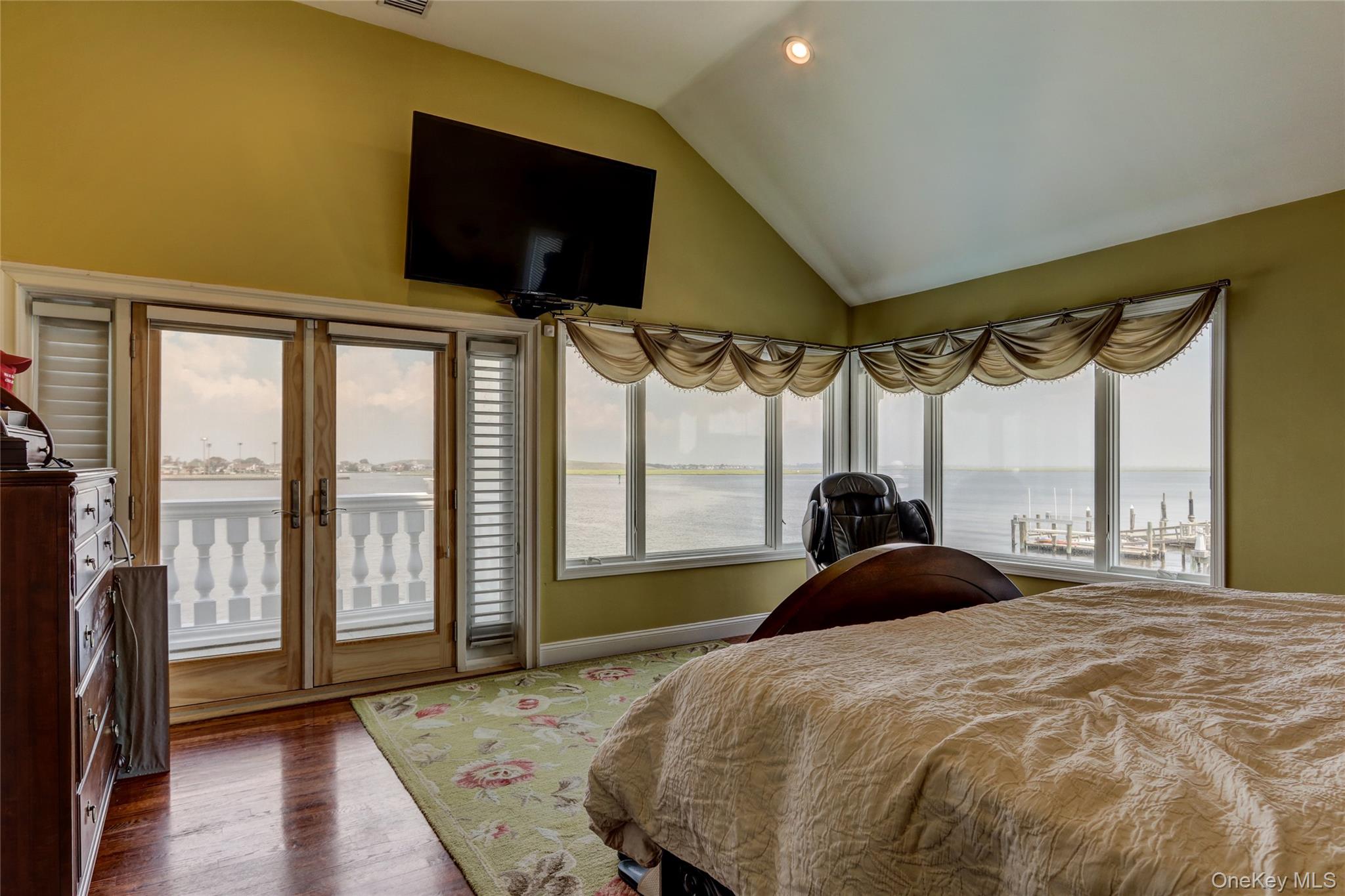 609 E Bay Drive Property Photo 13