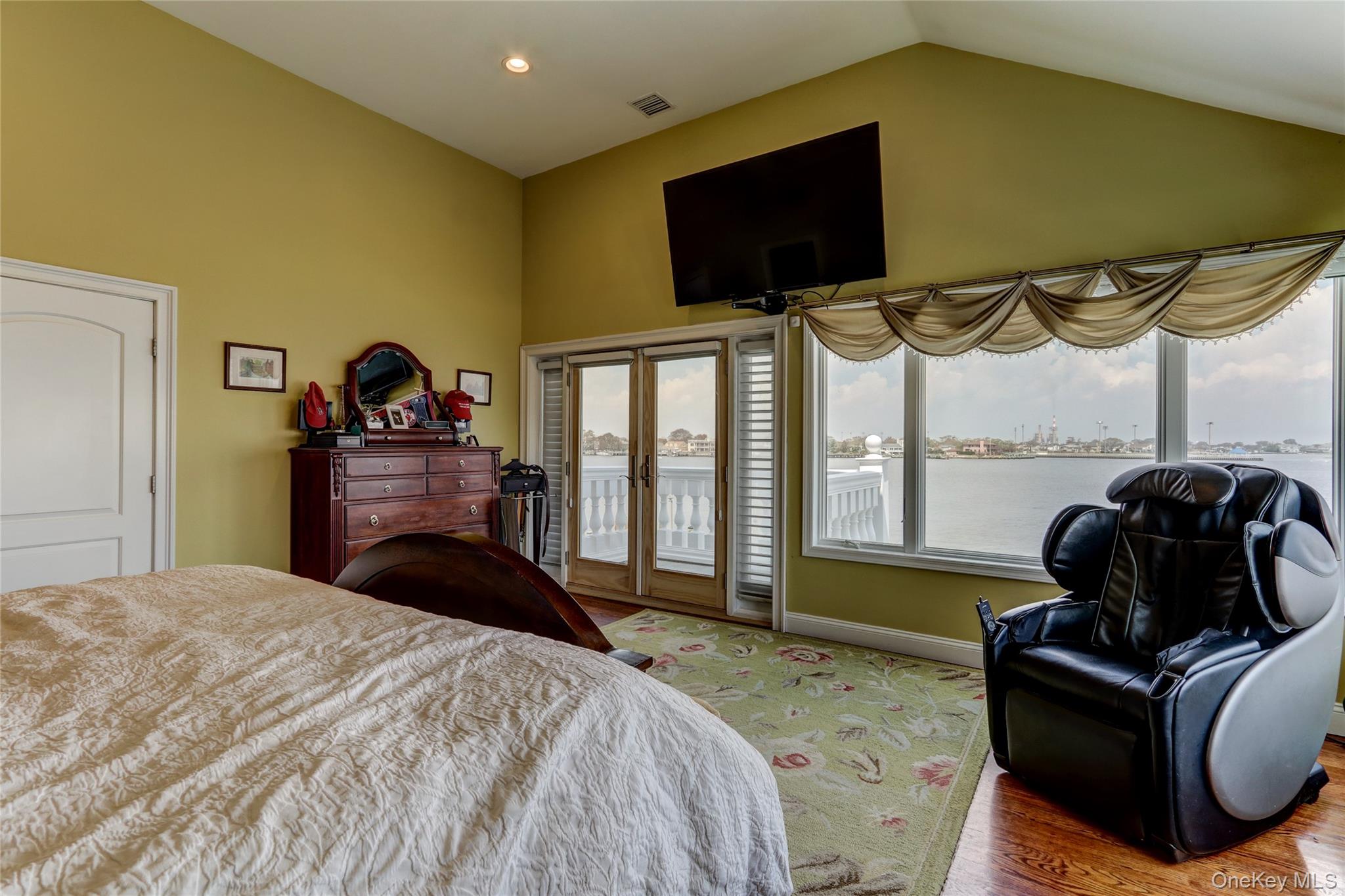 609 E Bay Drive Property Photo 14