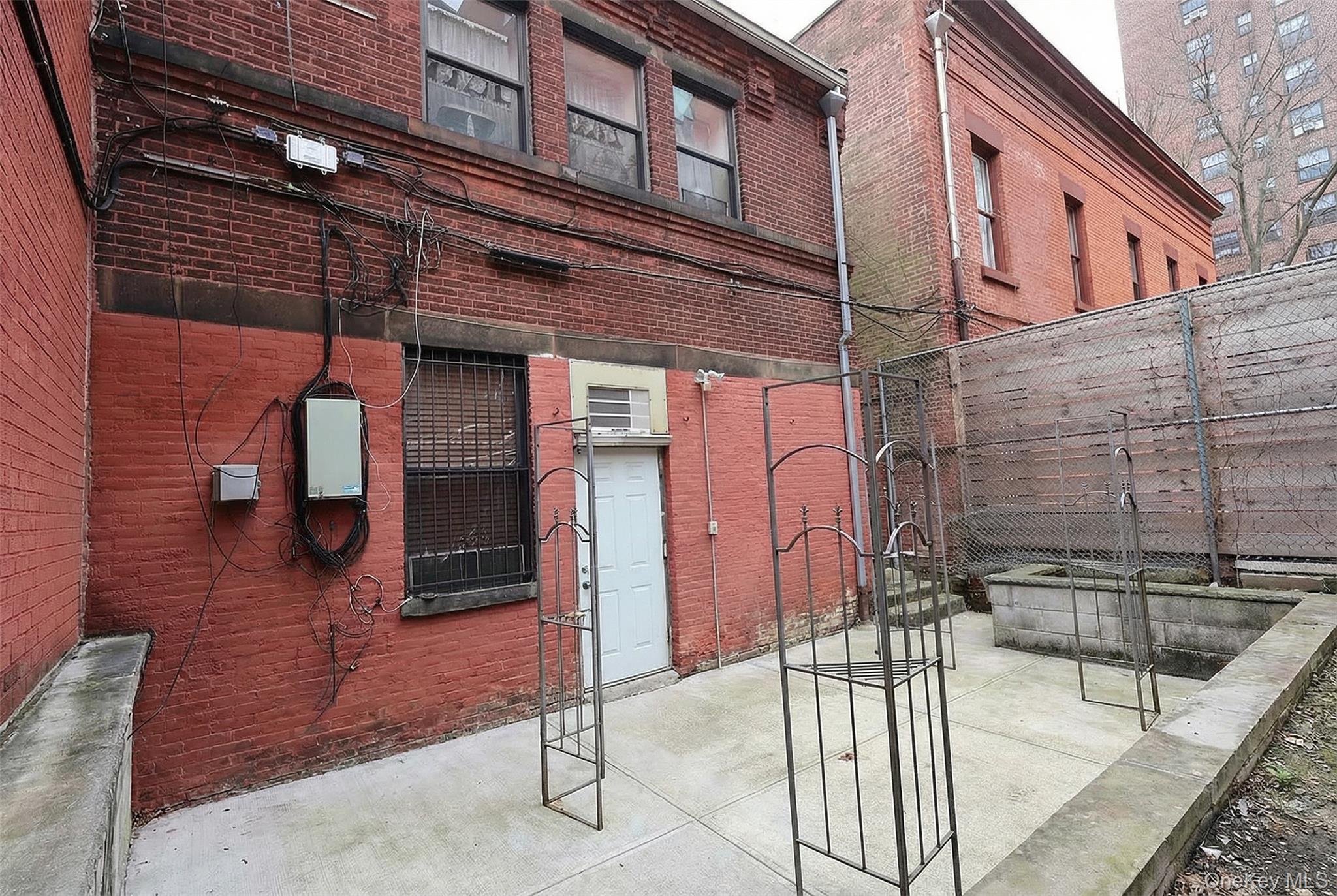 304 Waverly Avenue Property Photo 9
