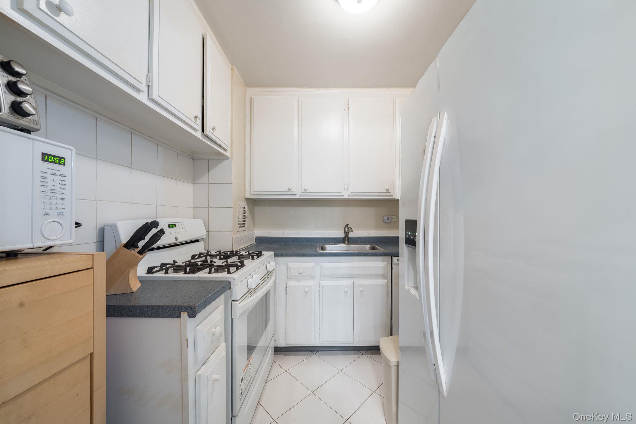 85-15 Main Street 3e Property Photo 2