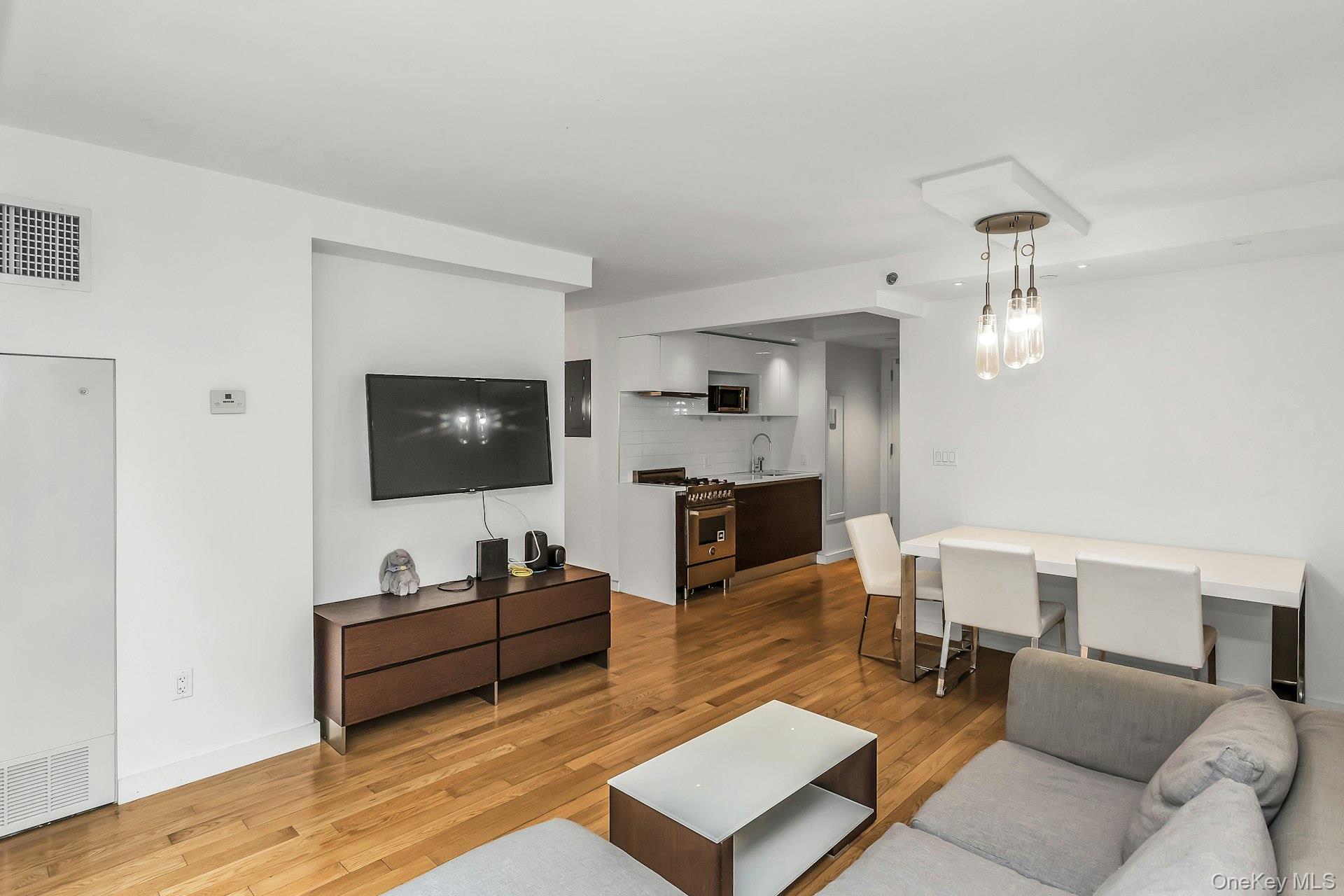 39-16 Prince Street 5e Property Photo 9