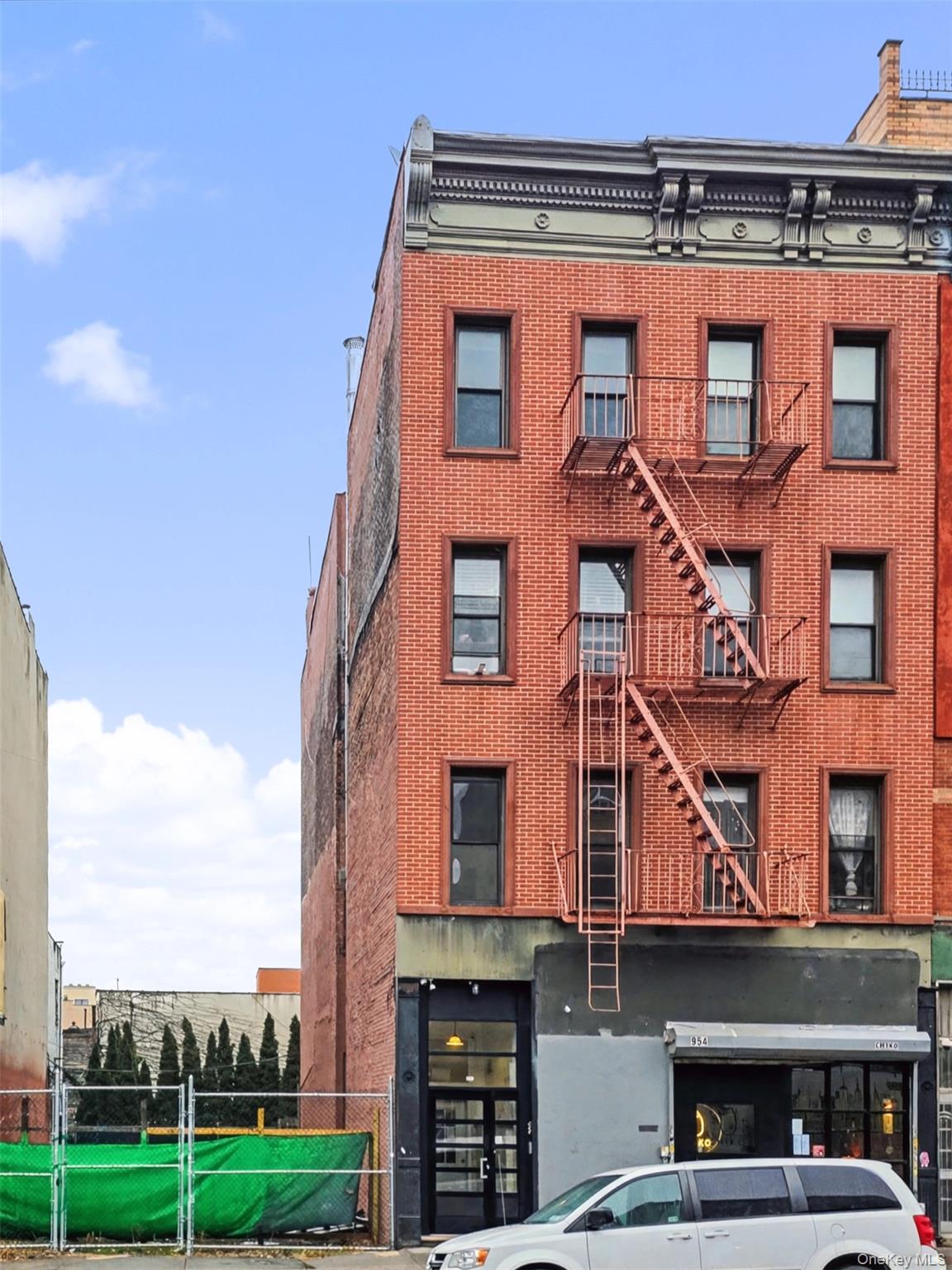 954 Manhattan Avenue Property Photo 1