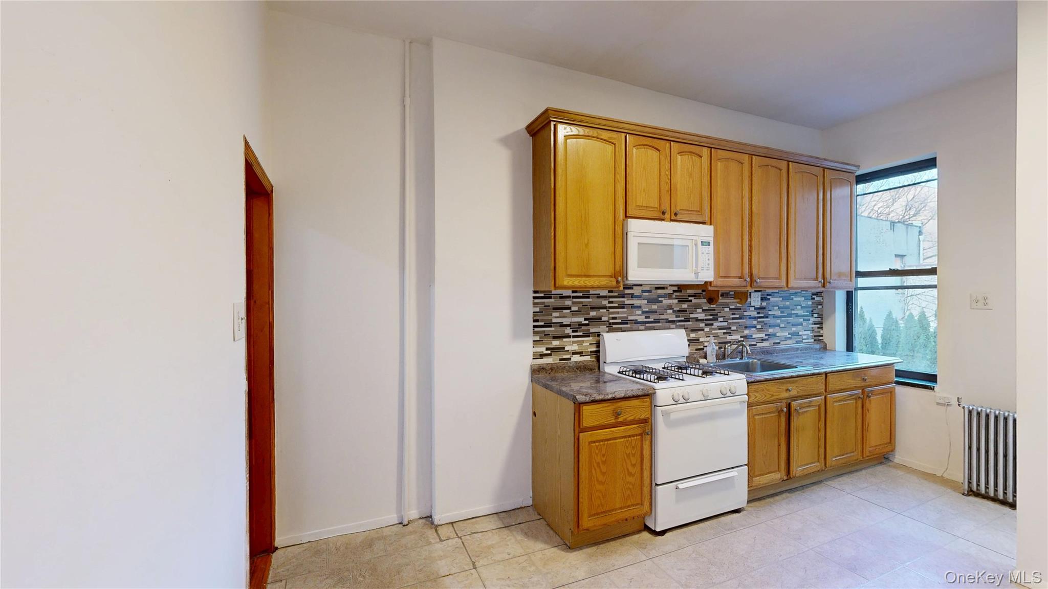 954 Manhattan Avenue Property Photo 4