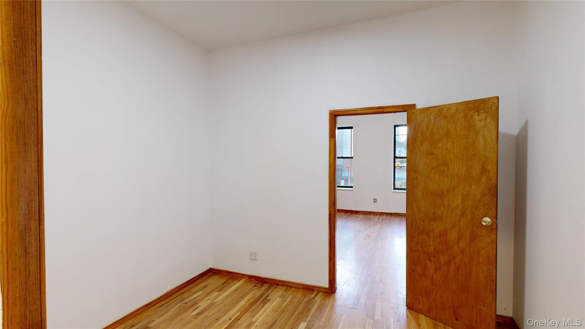 954 Manhattan Avenue Property Photo 7