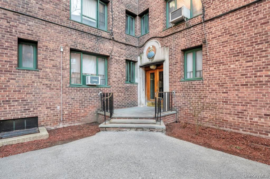 1690 Metropolitan Avenue 1E Property Photo 1