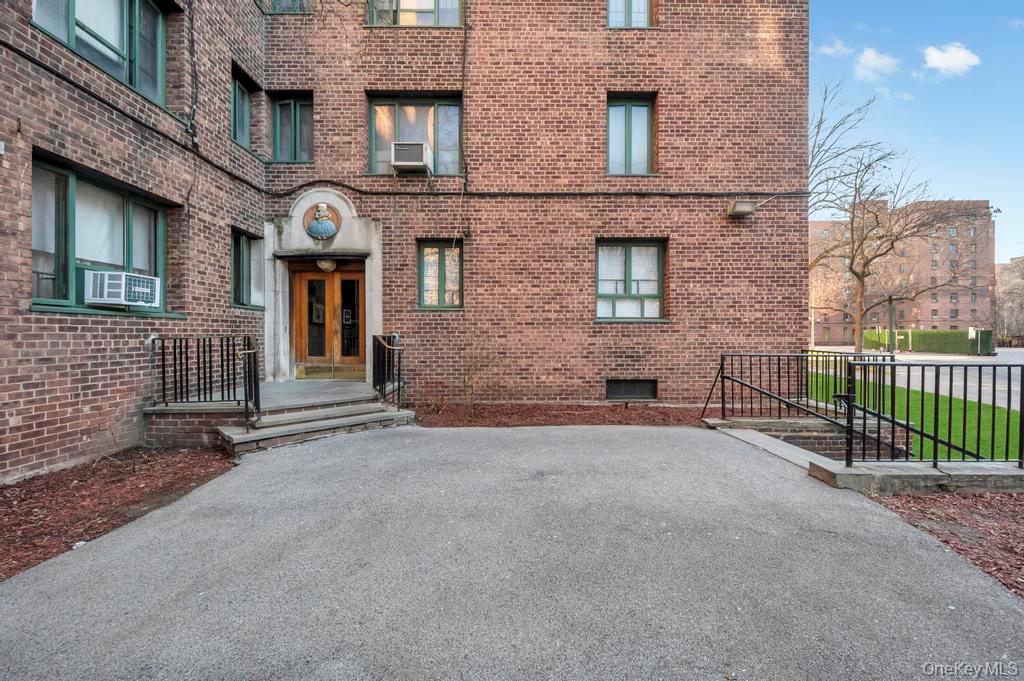1690 Metropolitan Avenue 1e Property Photo 2