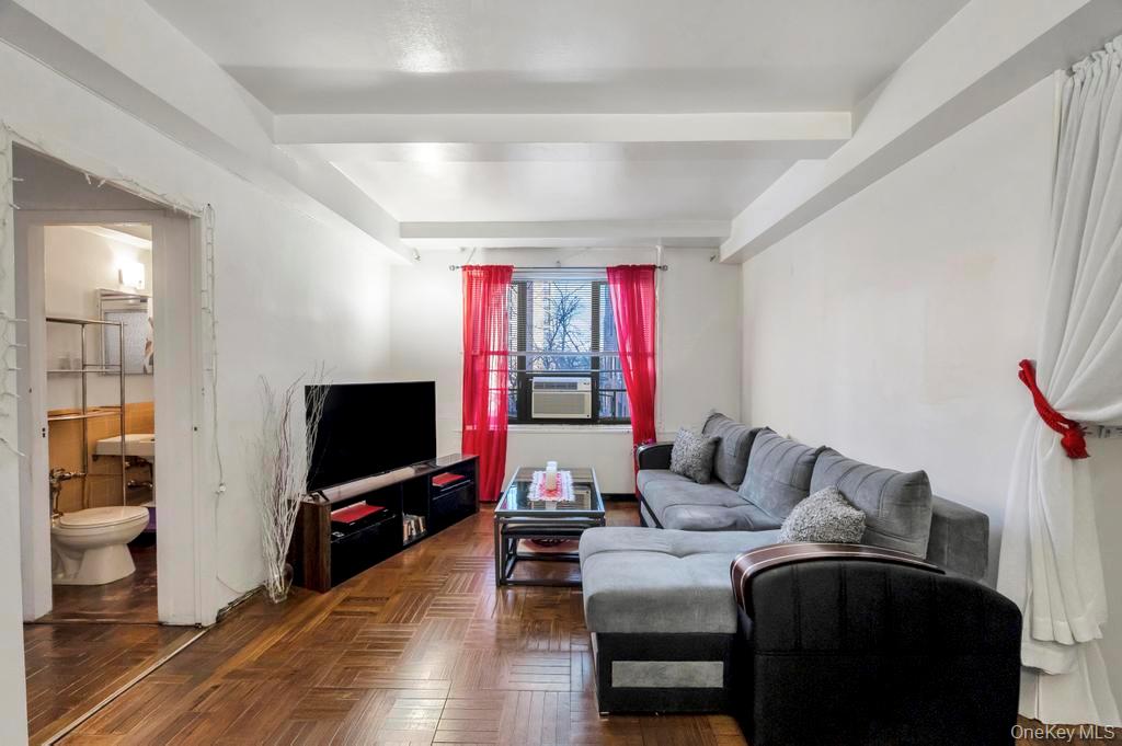 1690 Metropolitan Avenue 1e Property Photo 3