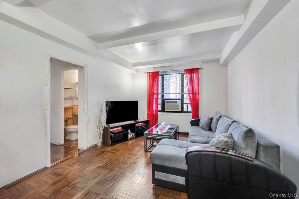 1690 Metropolitan Avenue 1e Property Photo 4