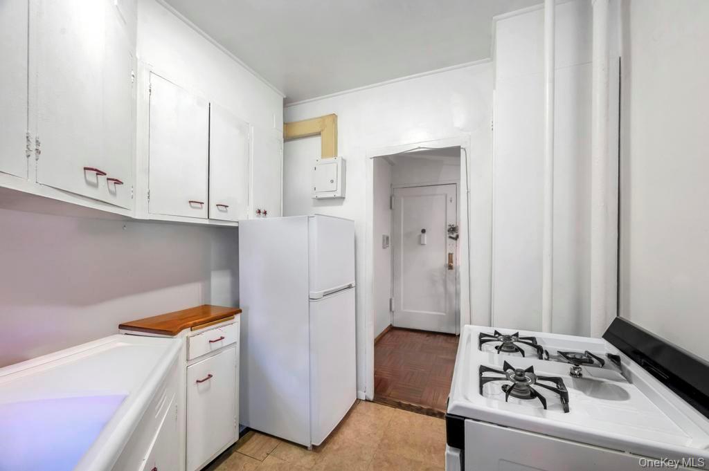 1690 Metropolitan Avenue 1e Property Photo 5