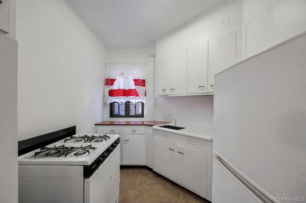 1690 Metropolitan Avenue 1e Property Photo 9