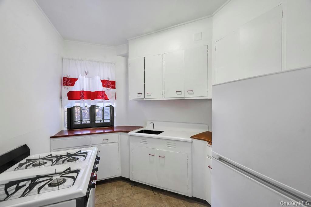 1690 Metropolitan Avenue 1e Property Photo 10