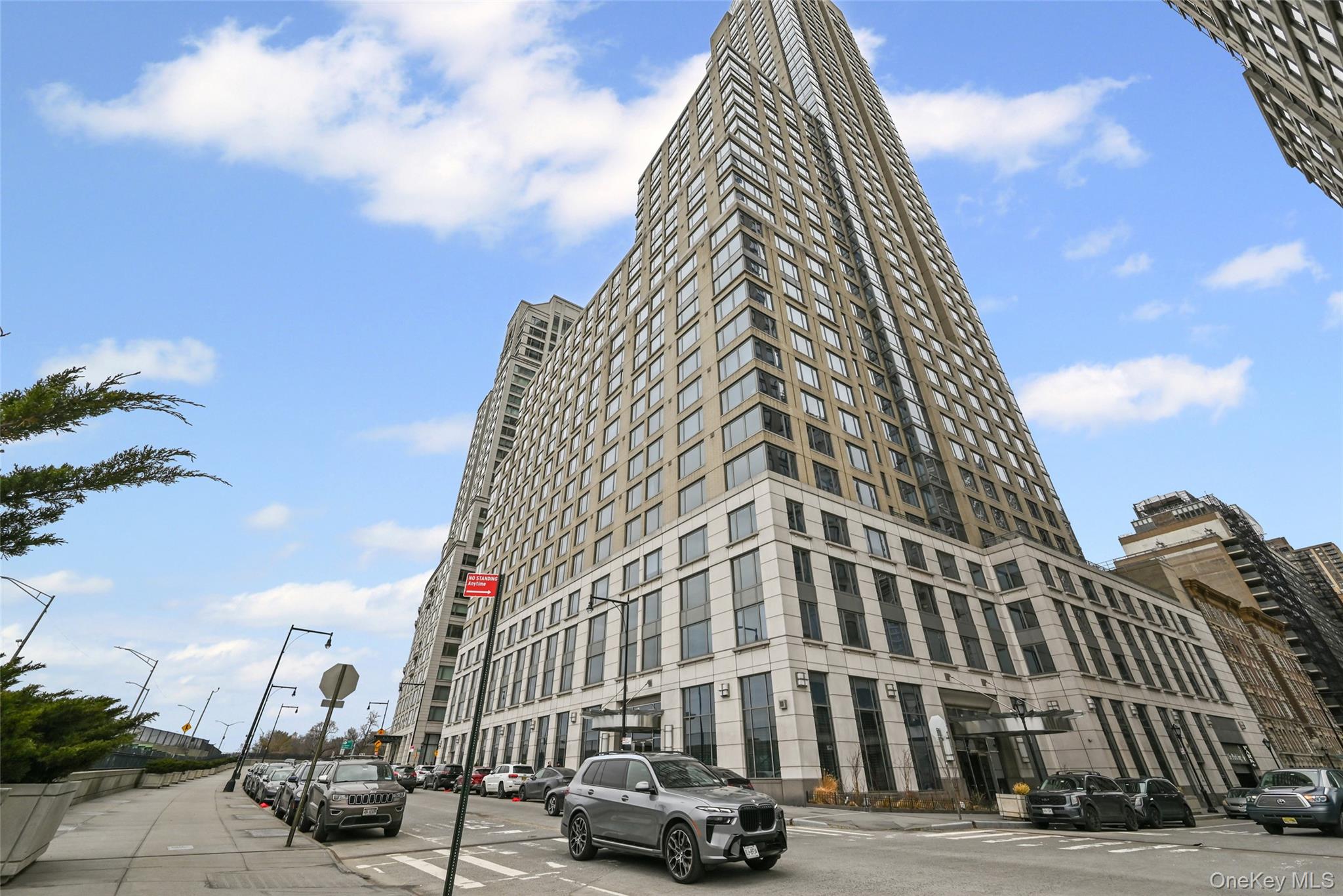 220 Riverside Boulevard 19L