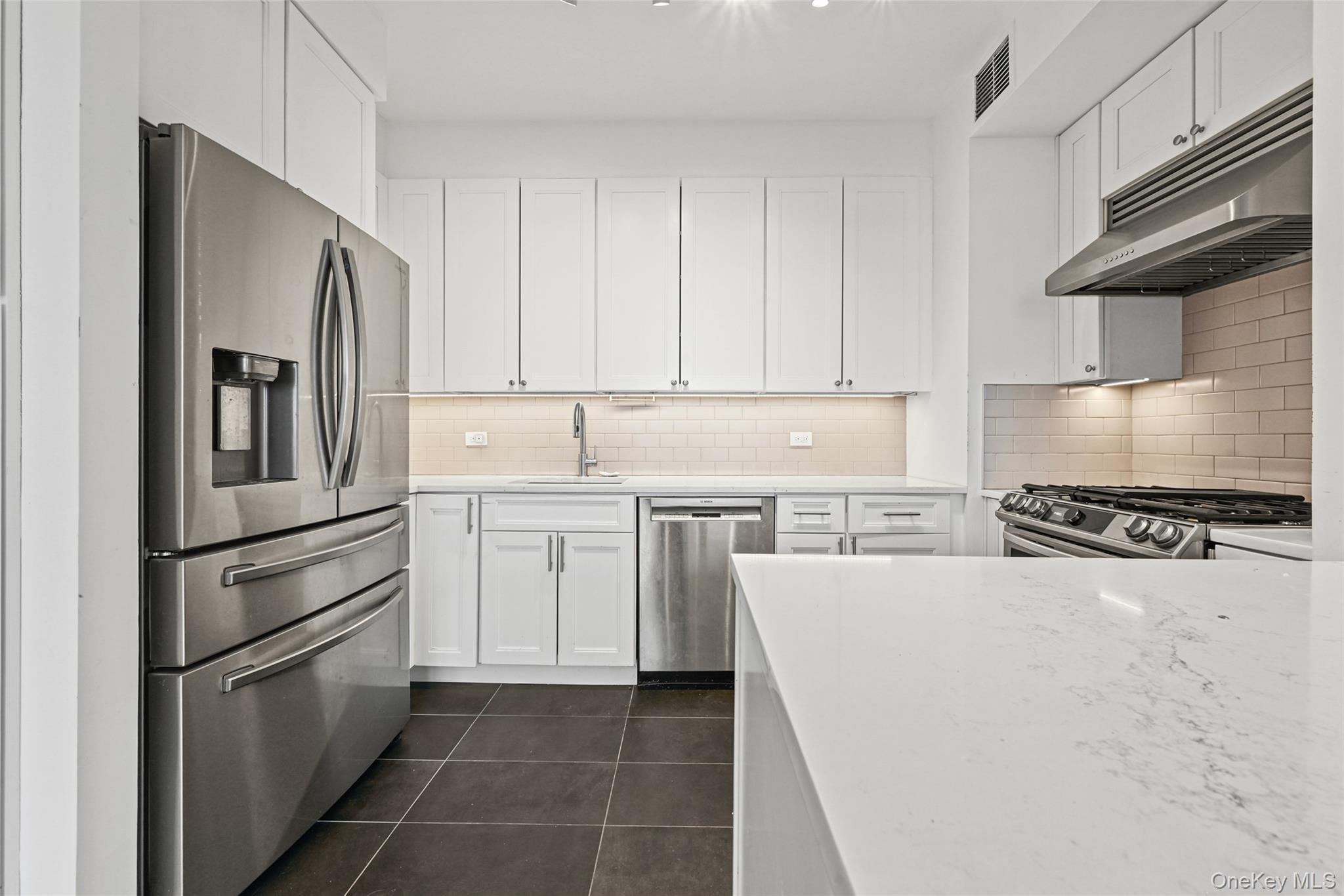 220 Riverside Boulevard 19l Property Photo 13