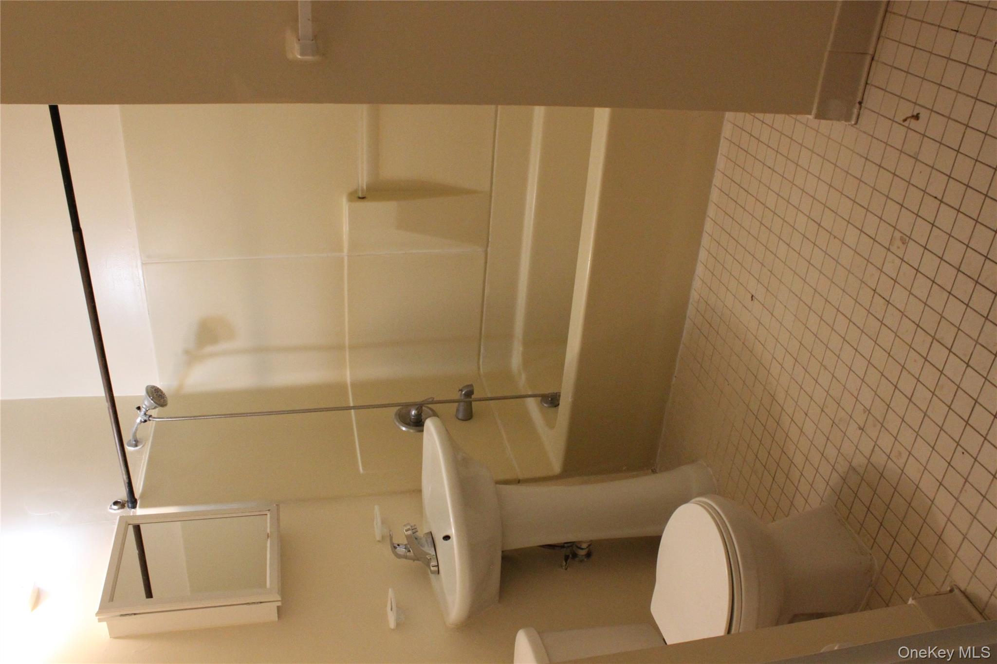 1468 Minford Place Property Photo 4