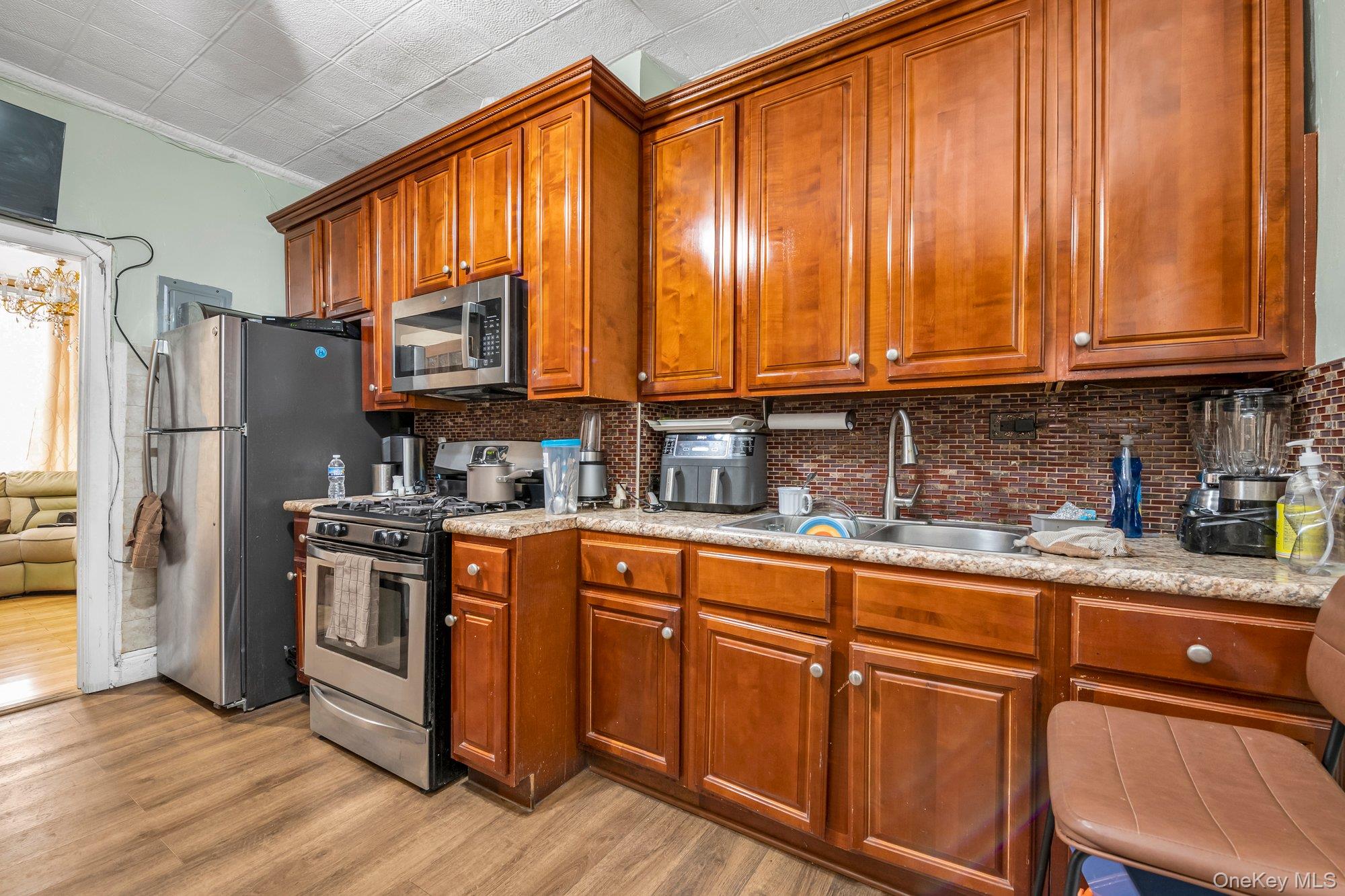 2539 Church Avenue Property Photo 5