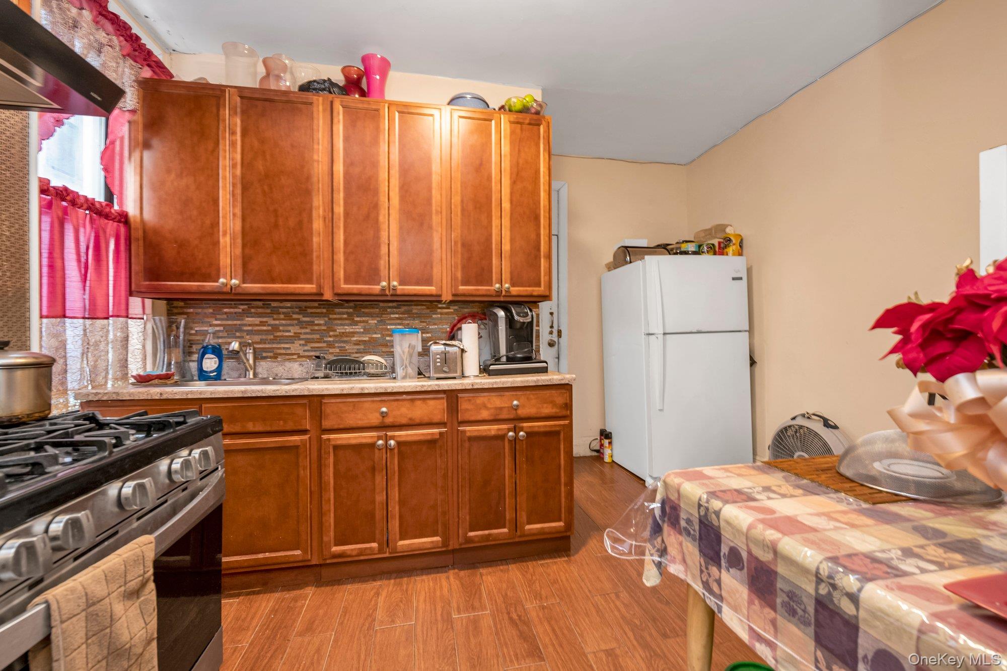 2539 Church Avenue Property Photo 6