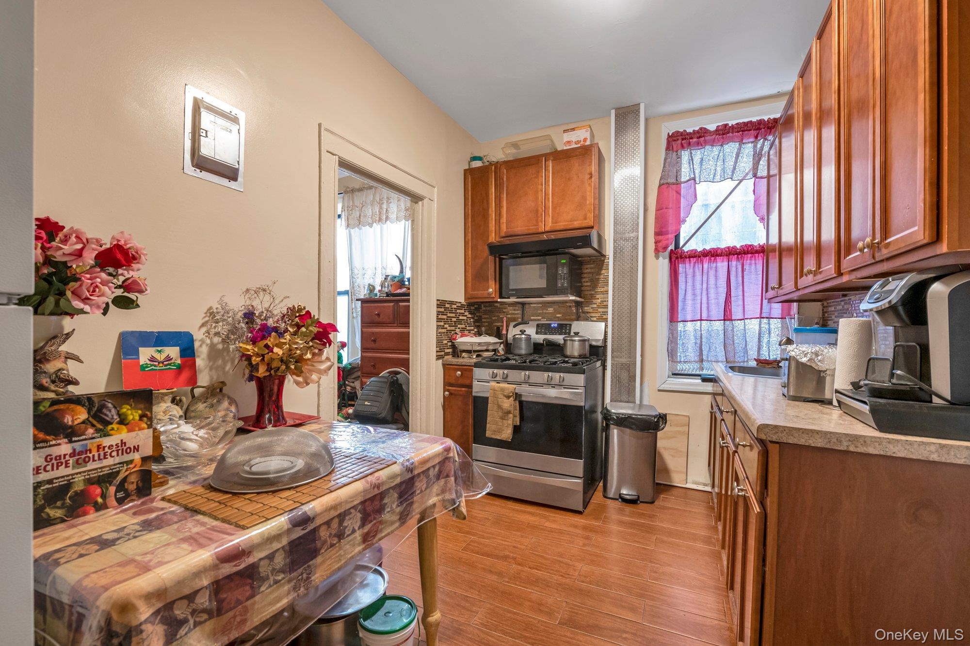 2539 Church Avenue Property Photo 7