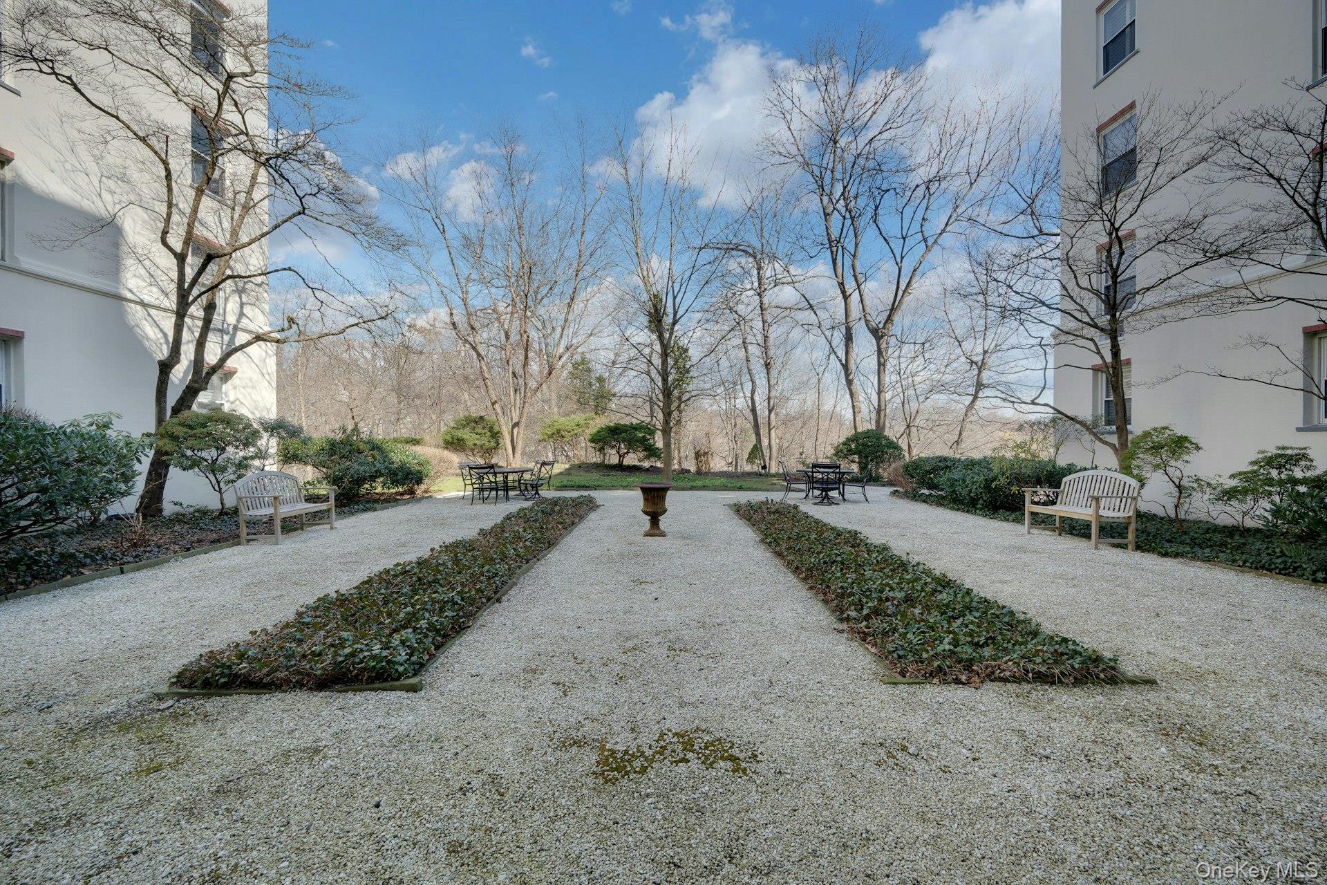 1 Stoneleigh Plaza 1t Property Photo 3