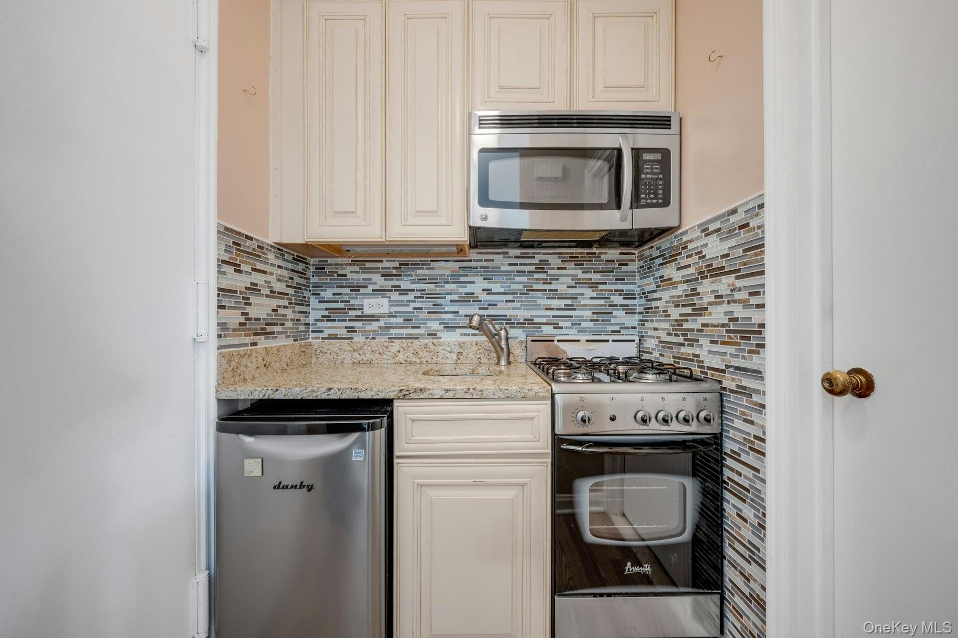 1 Stoneleigh Plaza 1t Property Photo 7