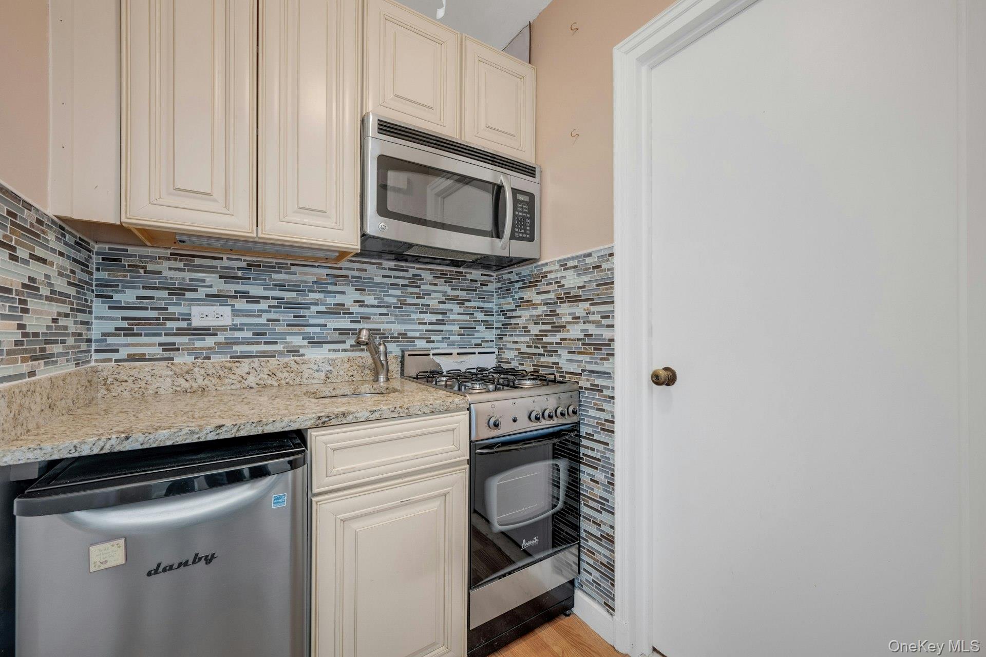1 Stoneleigh Plaza 1t Property Photo 8