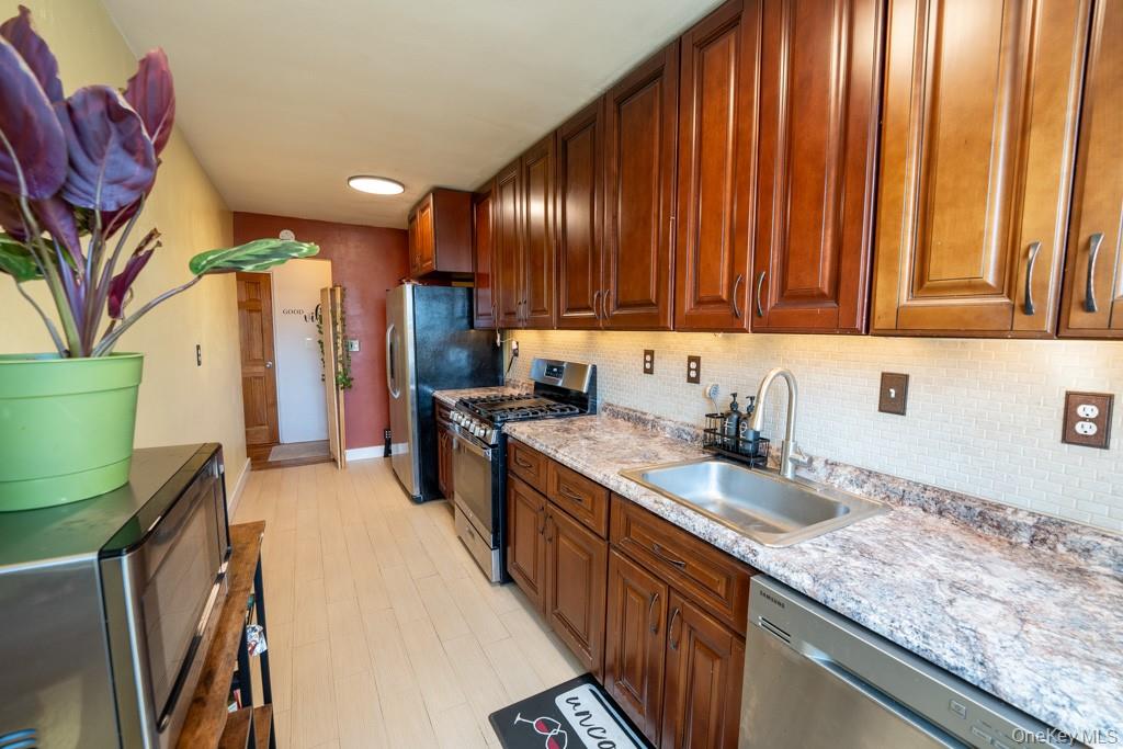 1304 Midland Avenue C25 Property Photo 11