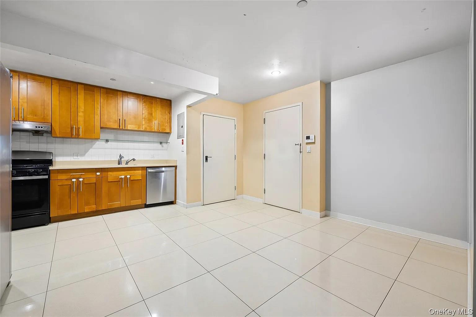 106-07 Northern Boulevard 5b Property Photo 2