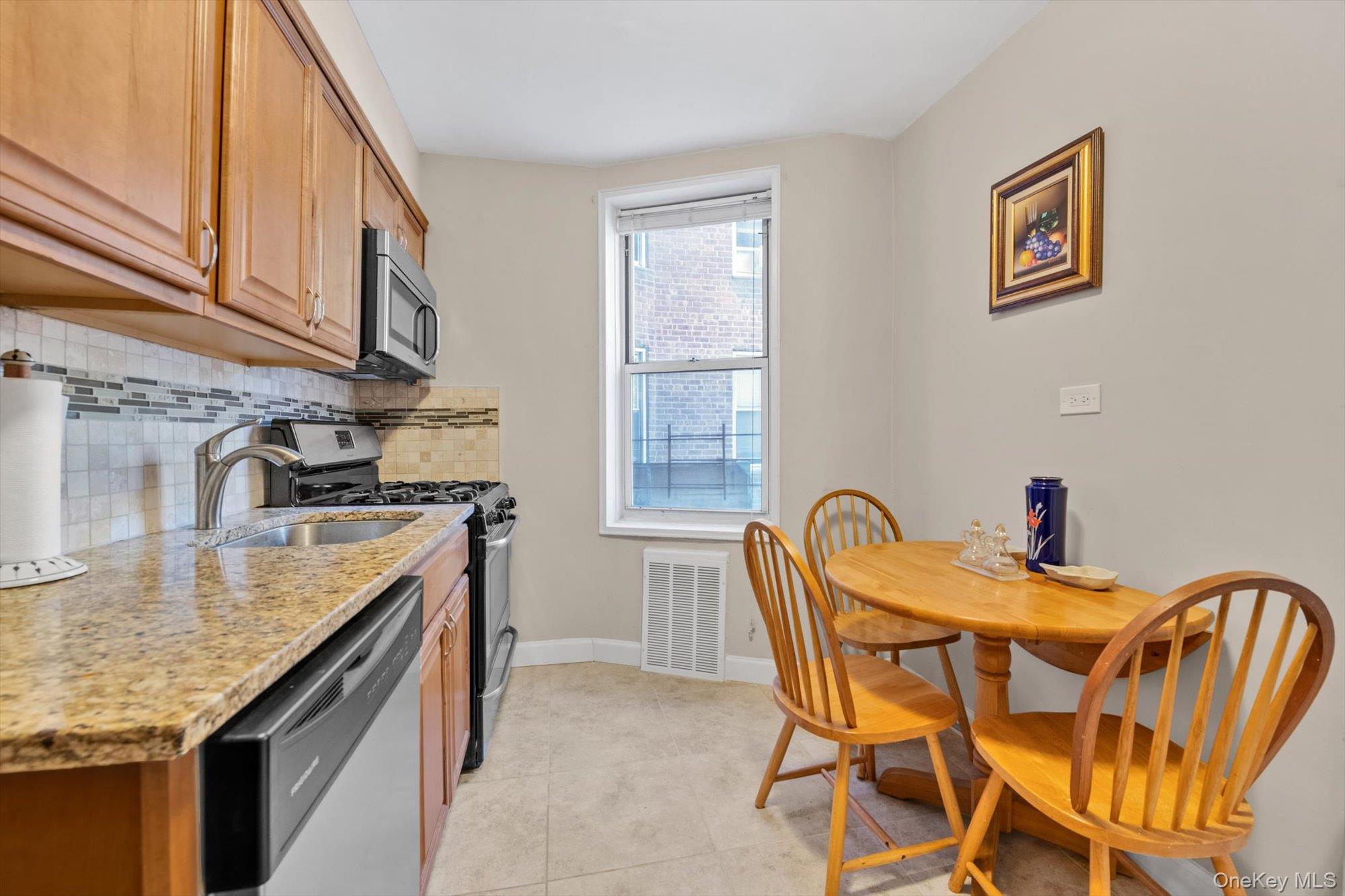 67-30 Clyde Street 3w Property Photo 7