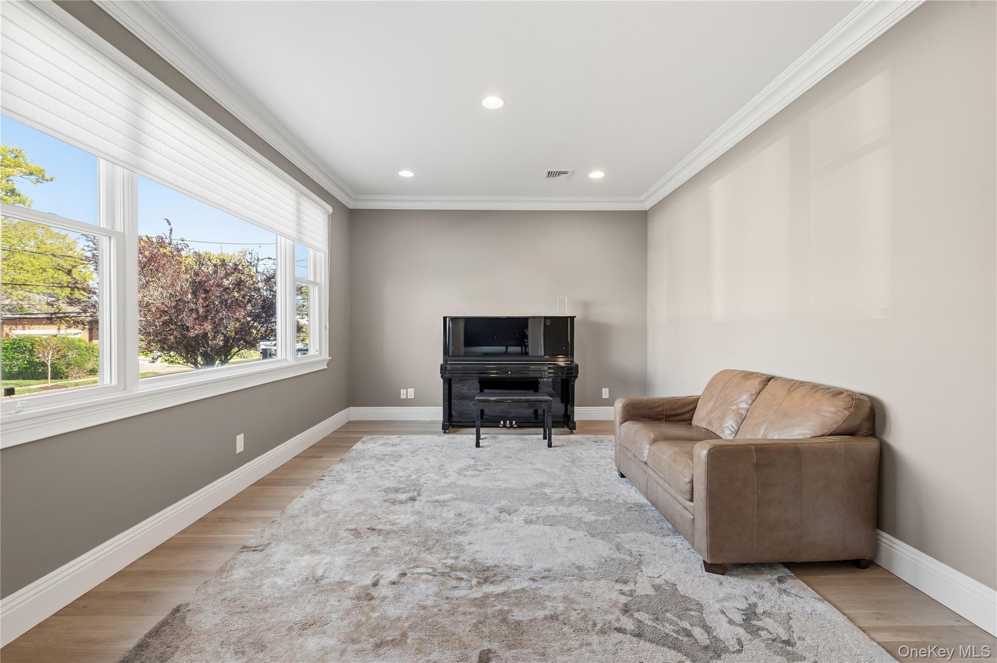 553 Derby Avenue Property Photo 4