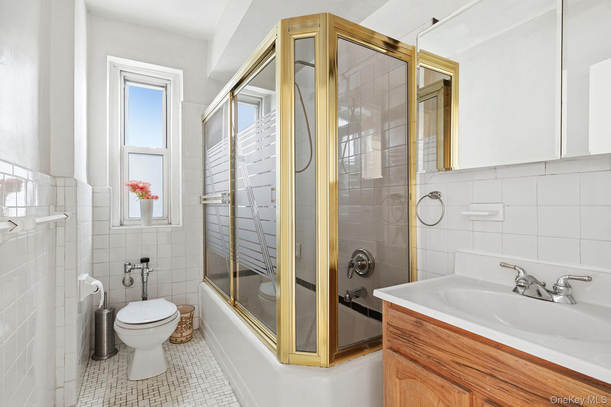 601 Pelham Parkway 106 Property Photo 13