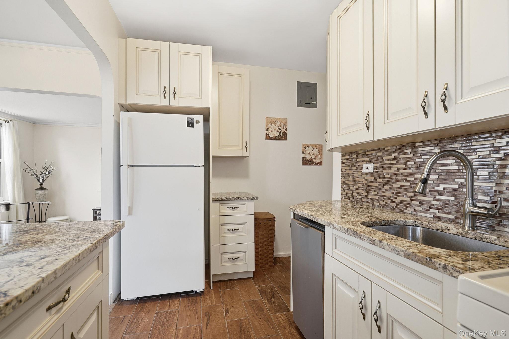 601 Pelham Parkway 106 Property Photo 16