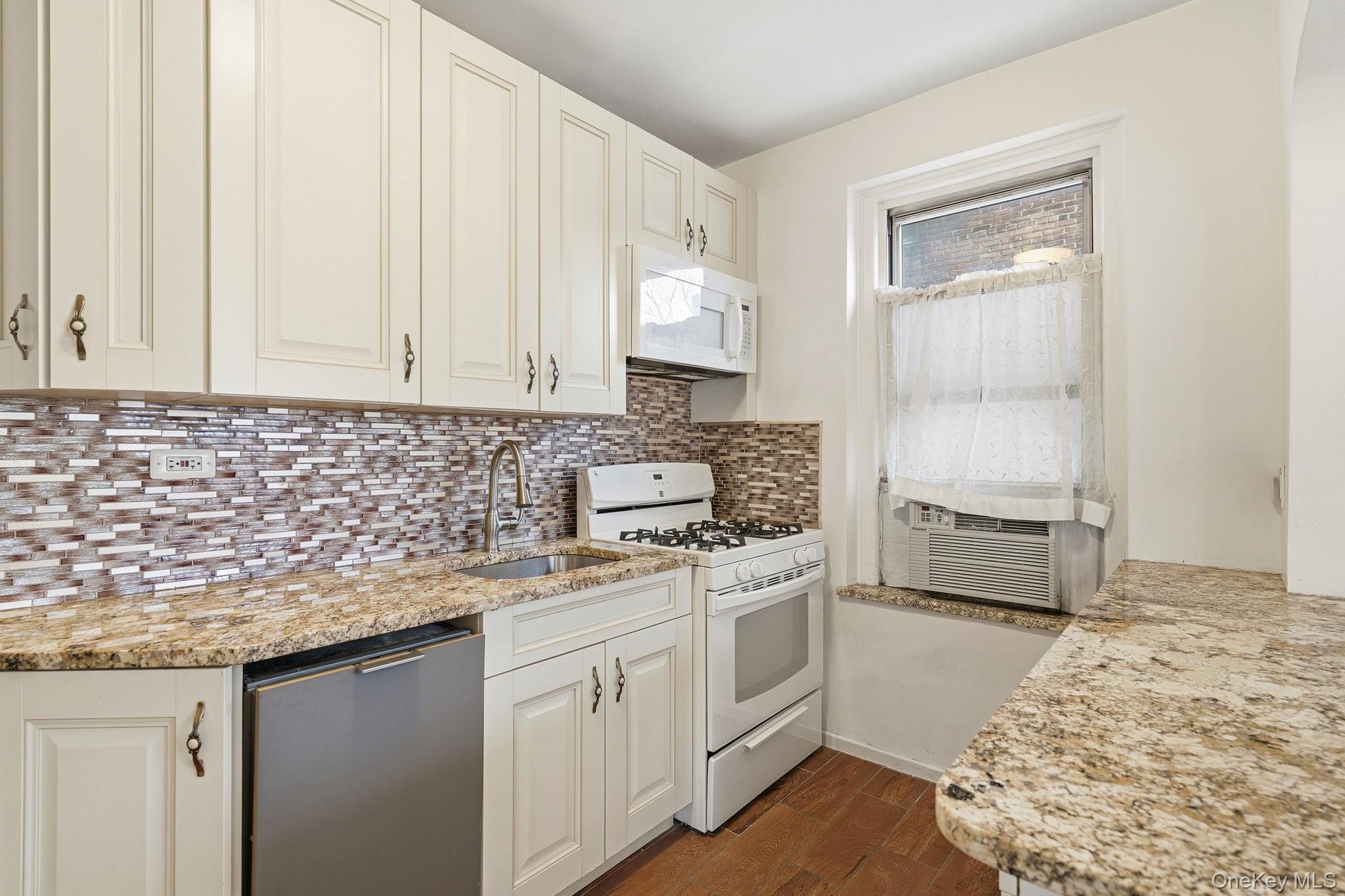601 Pelham Parkway 106 Property Photo 18