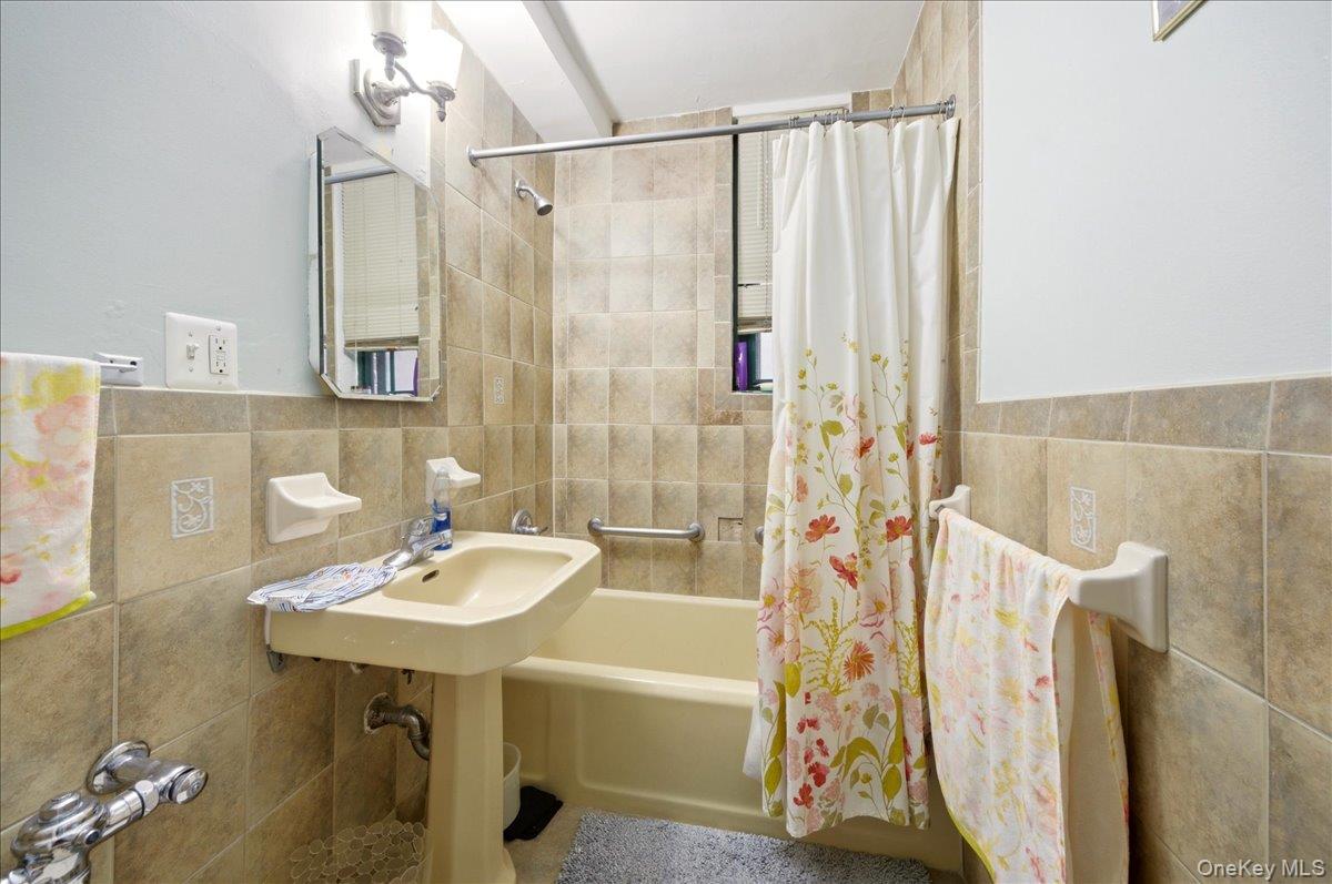 1561 Metropolitan Avenue Tb Property Photo 6