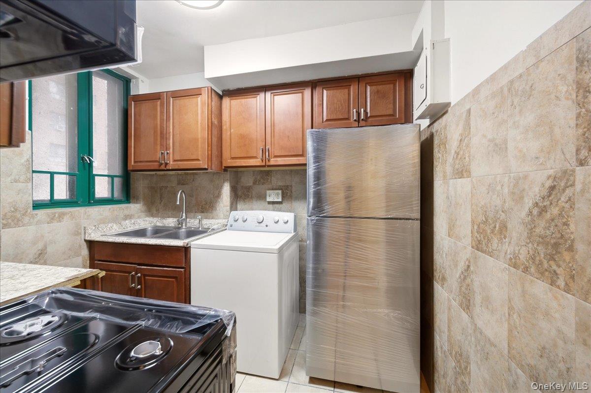 1561 Metropolitan Avenue Tb Property Photo 11