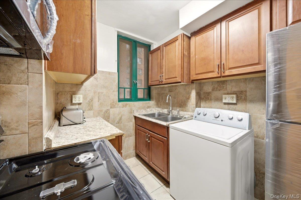 1561 Metropolitan Avenue Tb Property Photo 12