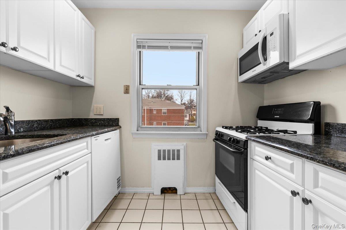 87-18 Marengo Street 2b Property Photo 8