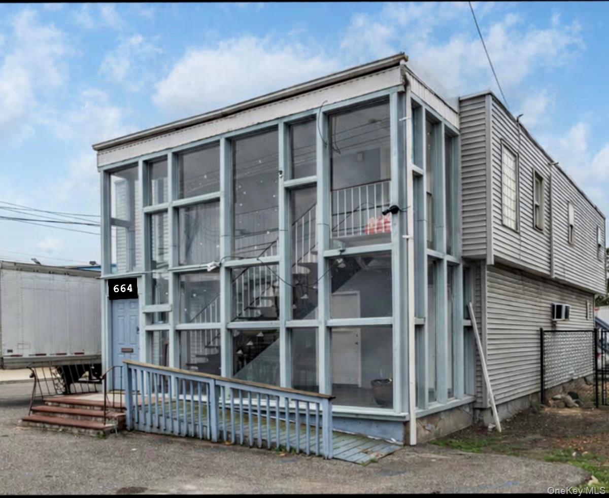 664 Suffolk Avenue Property Photo 1