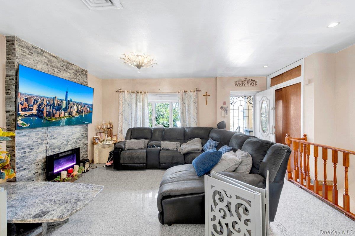 3252 Waterbury Avenue Property Photo 3