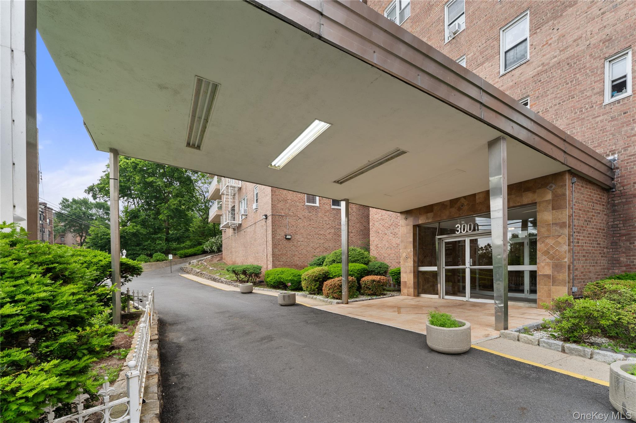 300 N Broadway 7B Property Photo 1