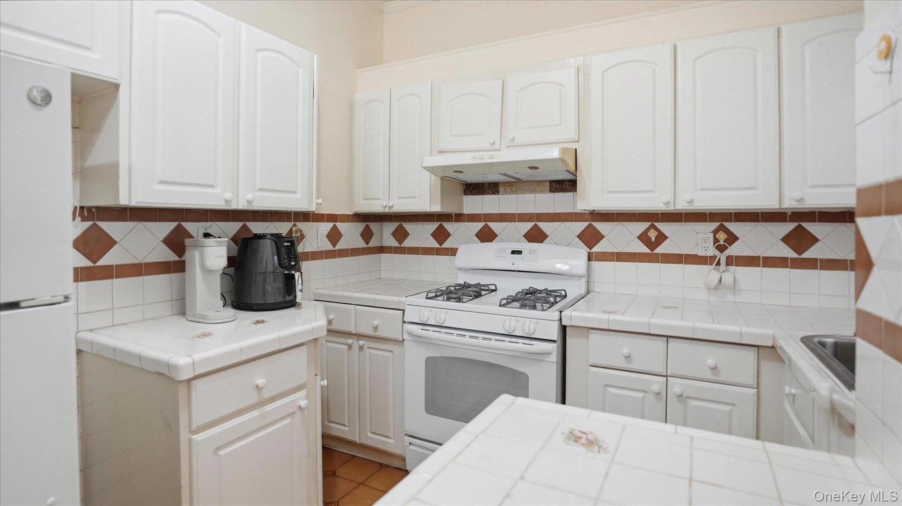 43-06 34 Avenue Property Photo 8