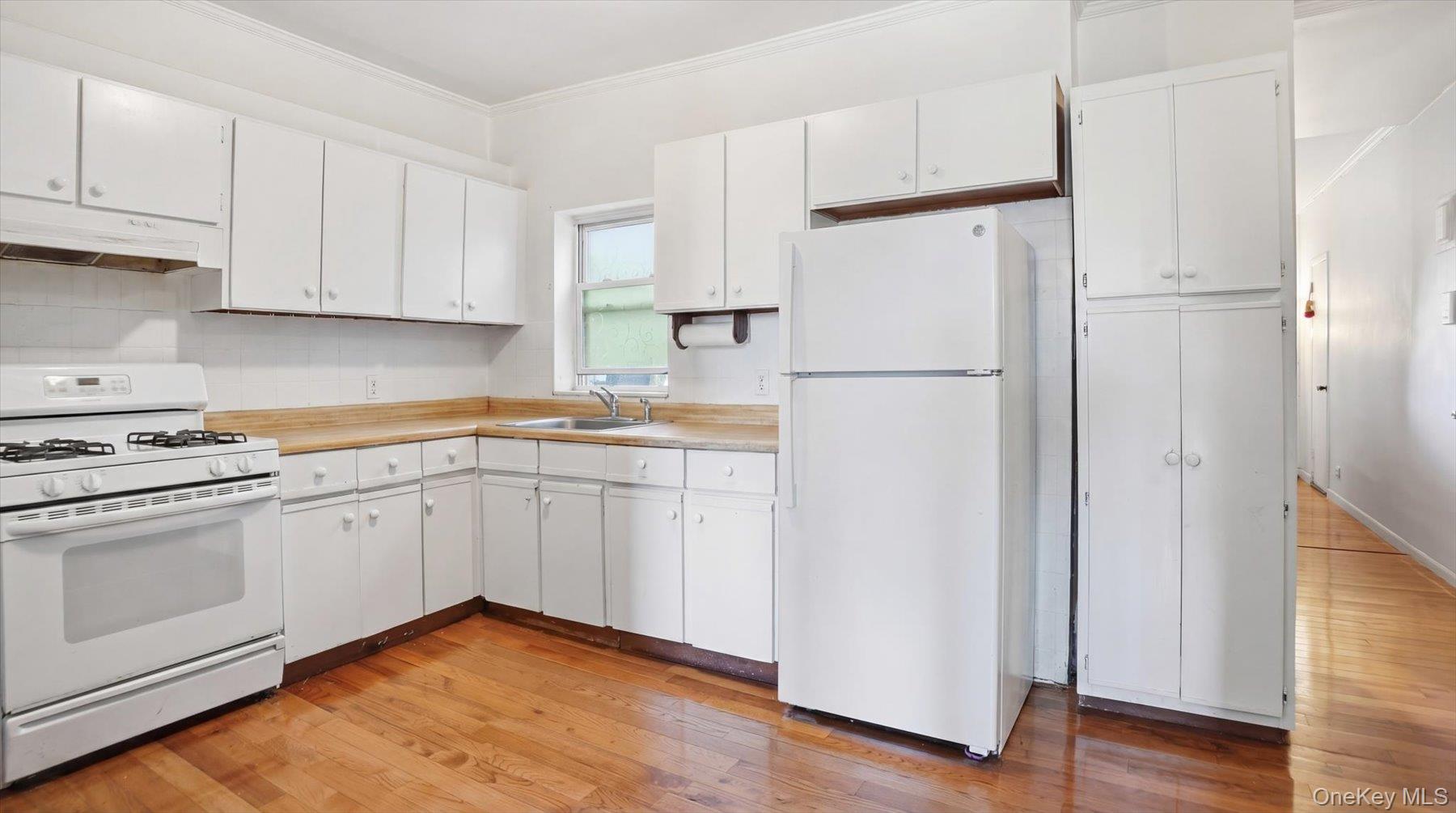 43-06 34 Avenue Property Photo 28