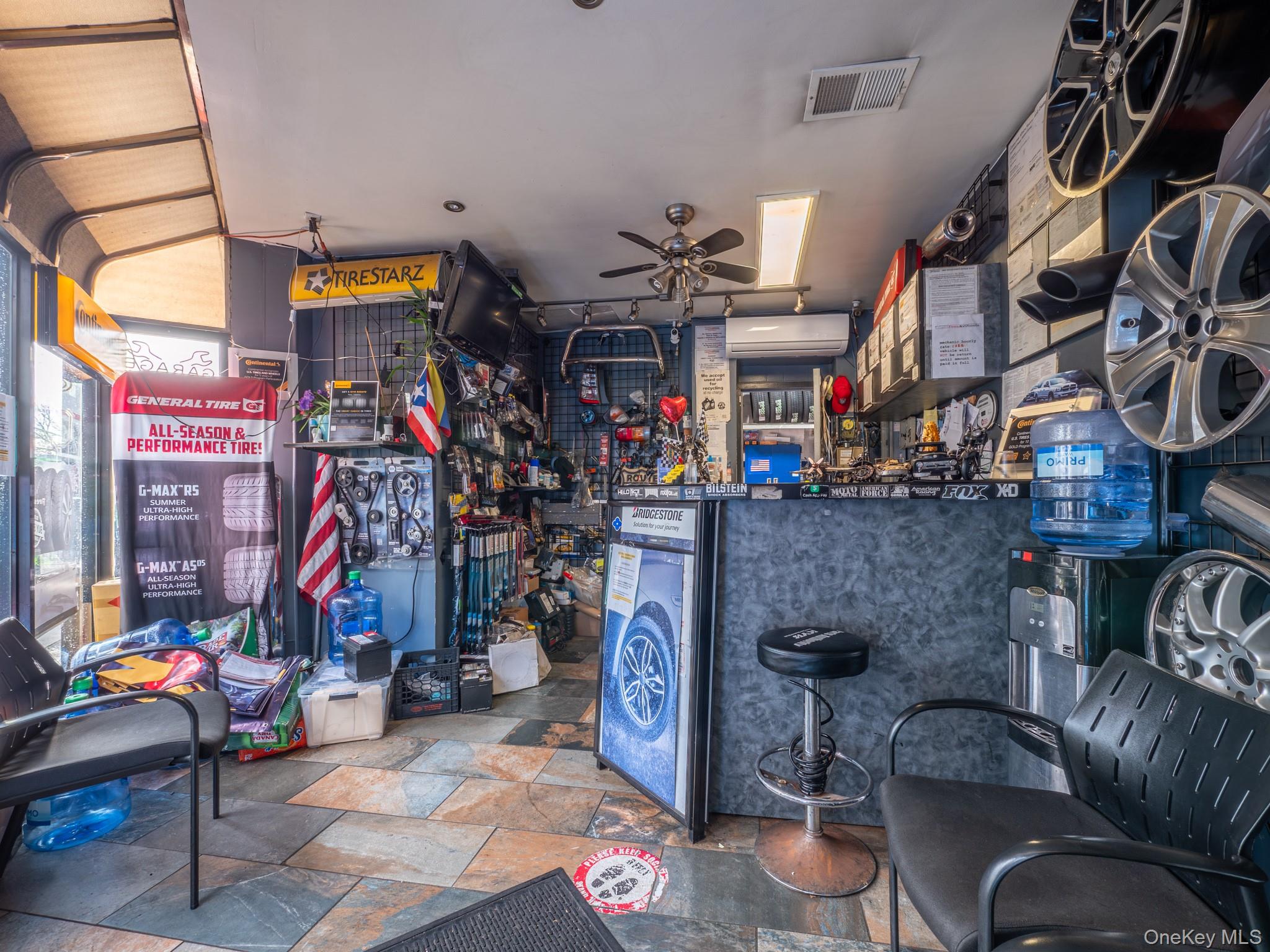 8924 Metropolitan Avenue Property Photo 4