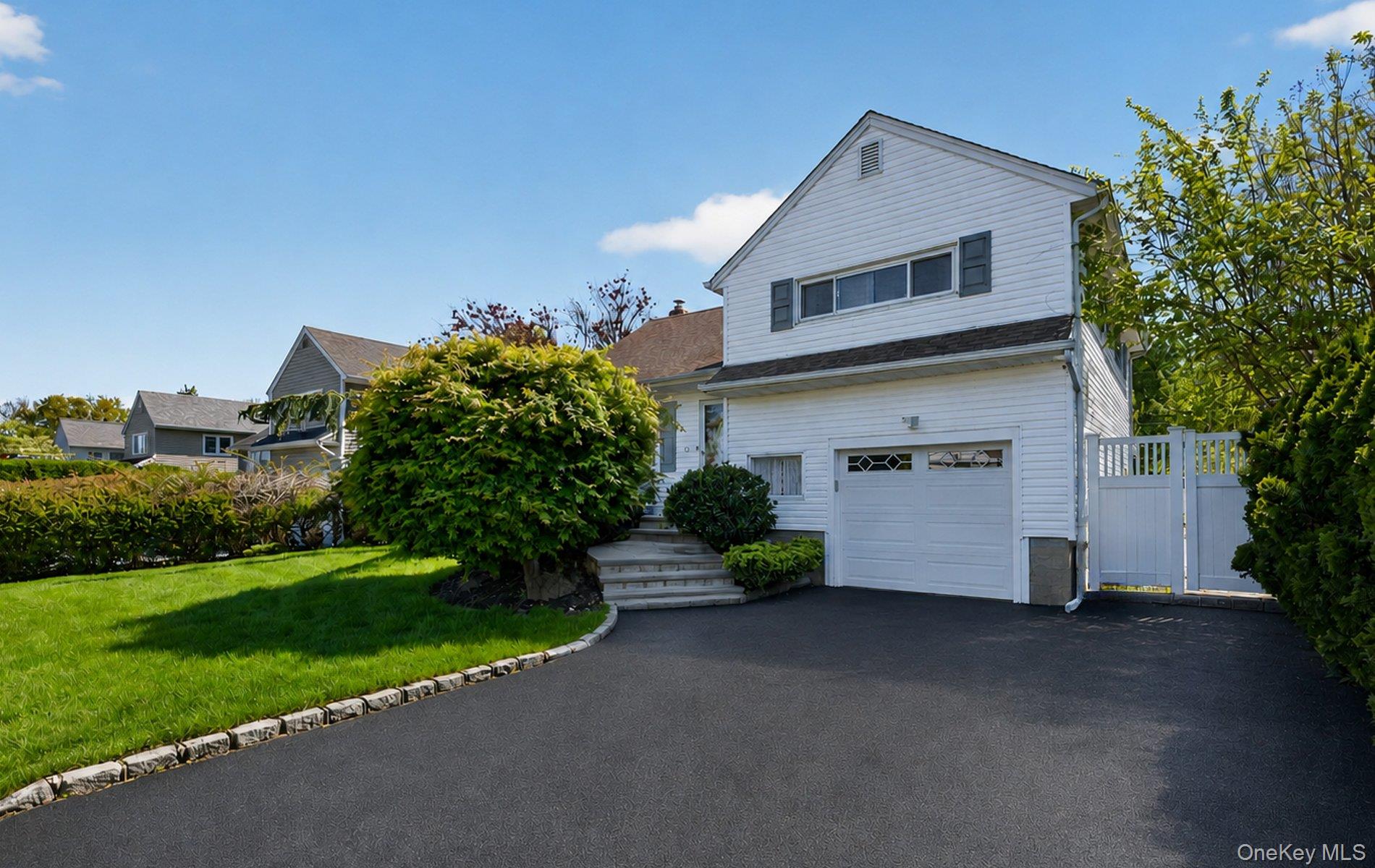 9 Marilyn Boulevard Property Photo 1
