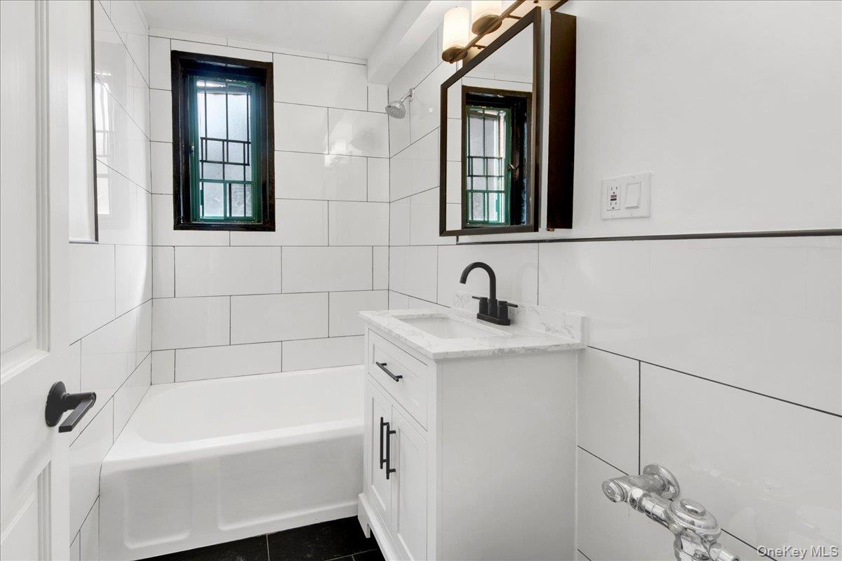 1569 Metropolitan Avenue 4g Property Photo 4