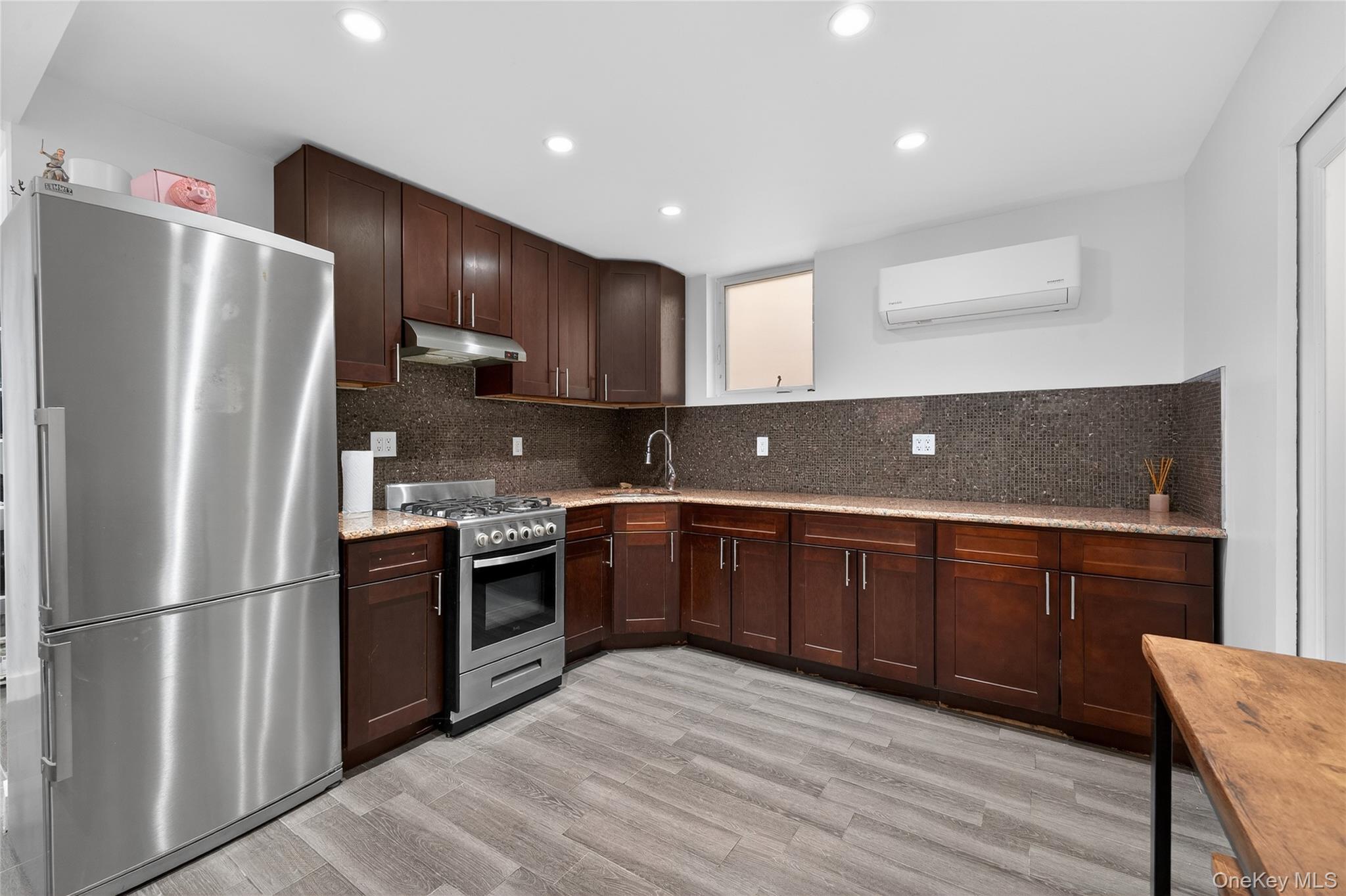 2033 Hering Avenue Property Photo 21