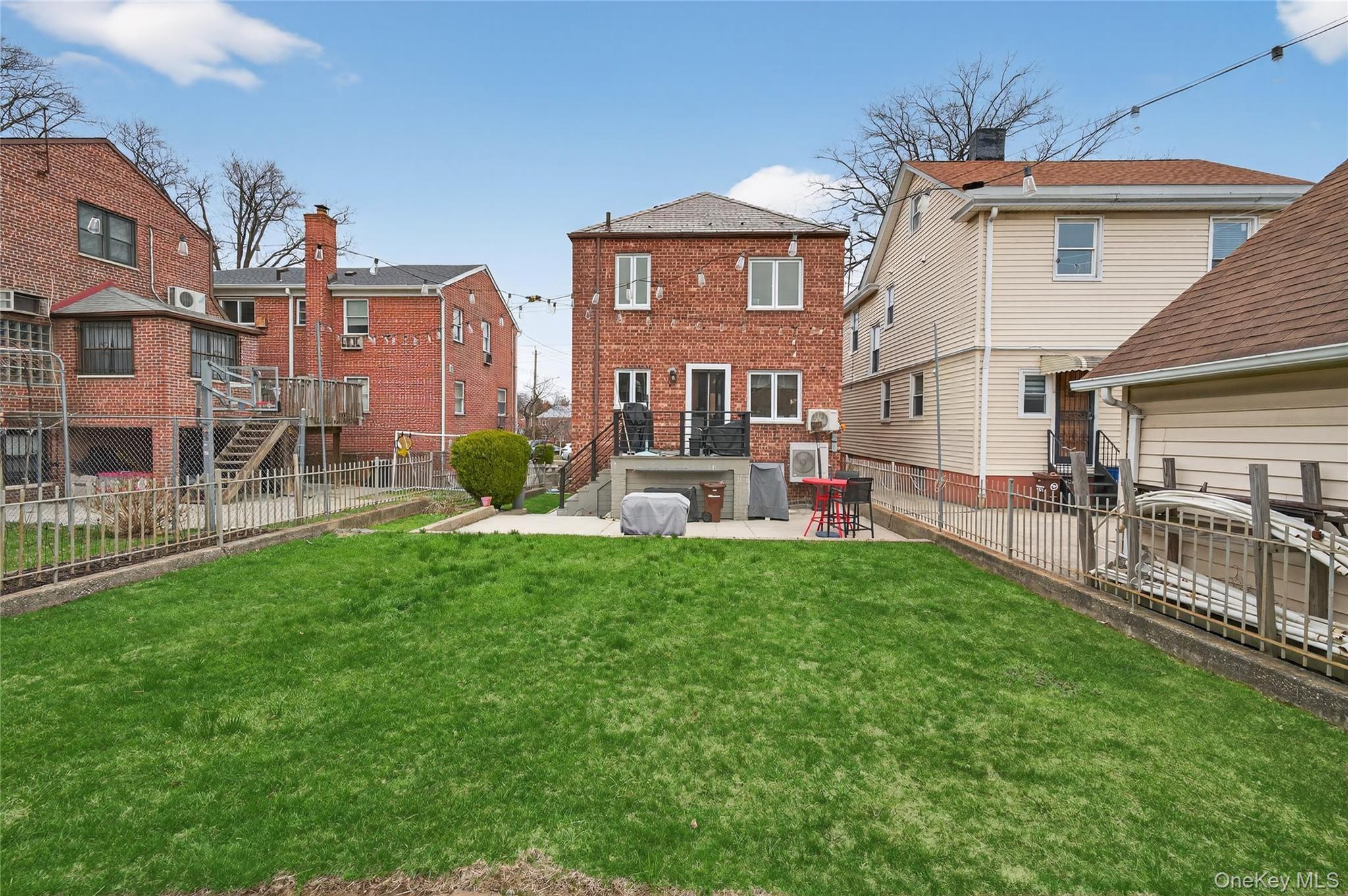 2033 Hering Avenue Property Photo 40