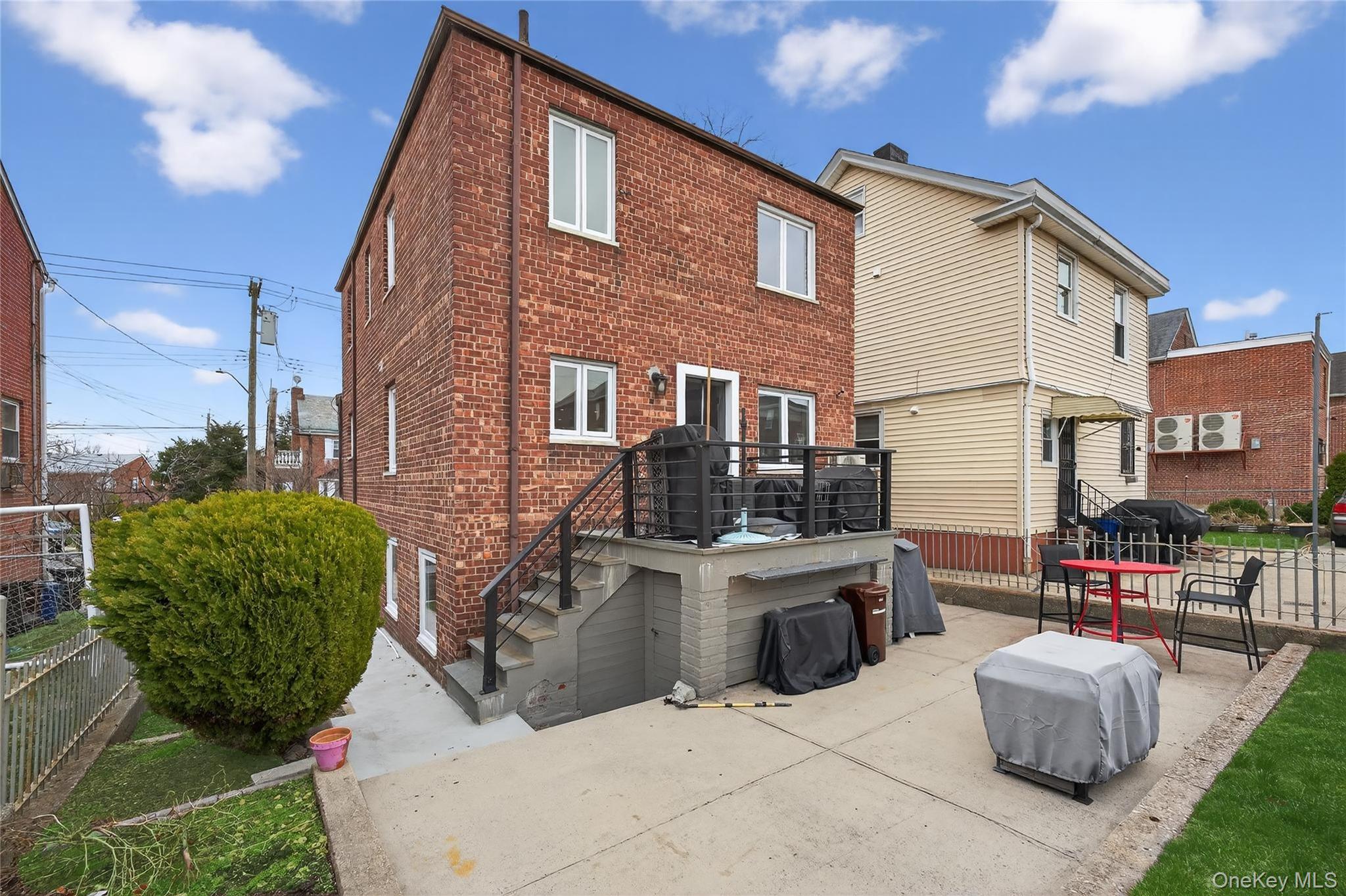 2033 Hering Avenue Property Photo 41