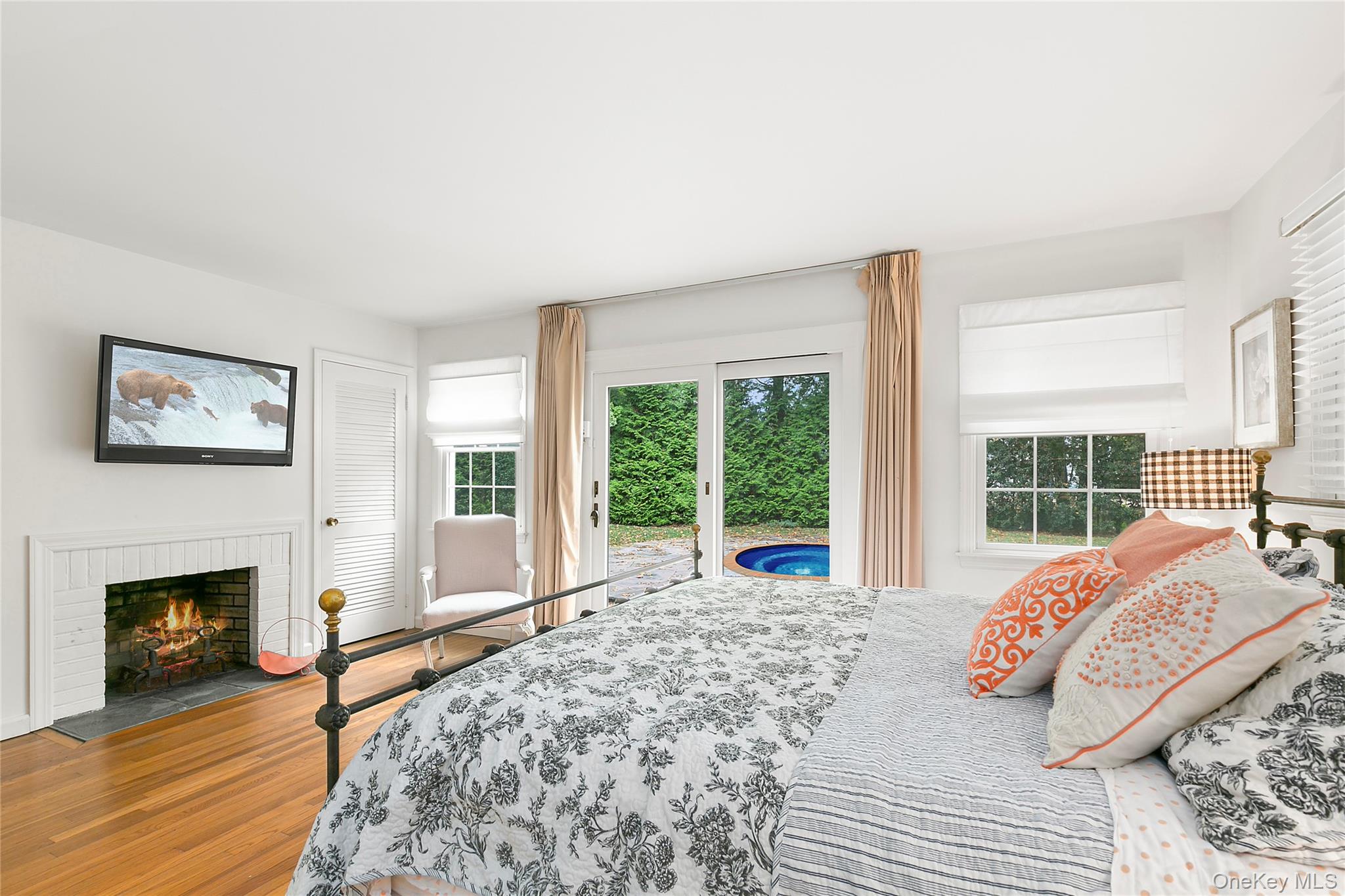 669 Hill Street Property Photo 4