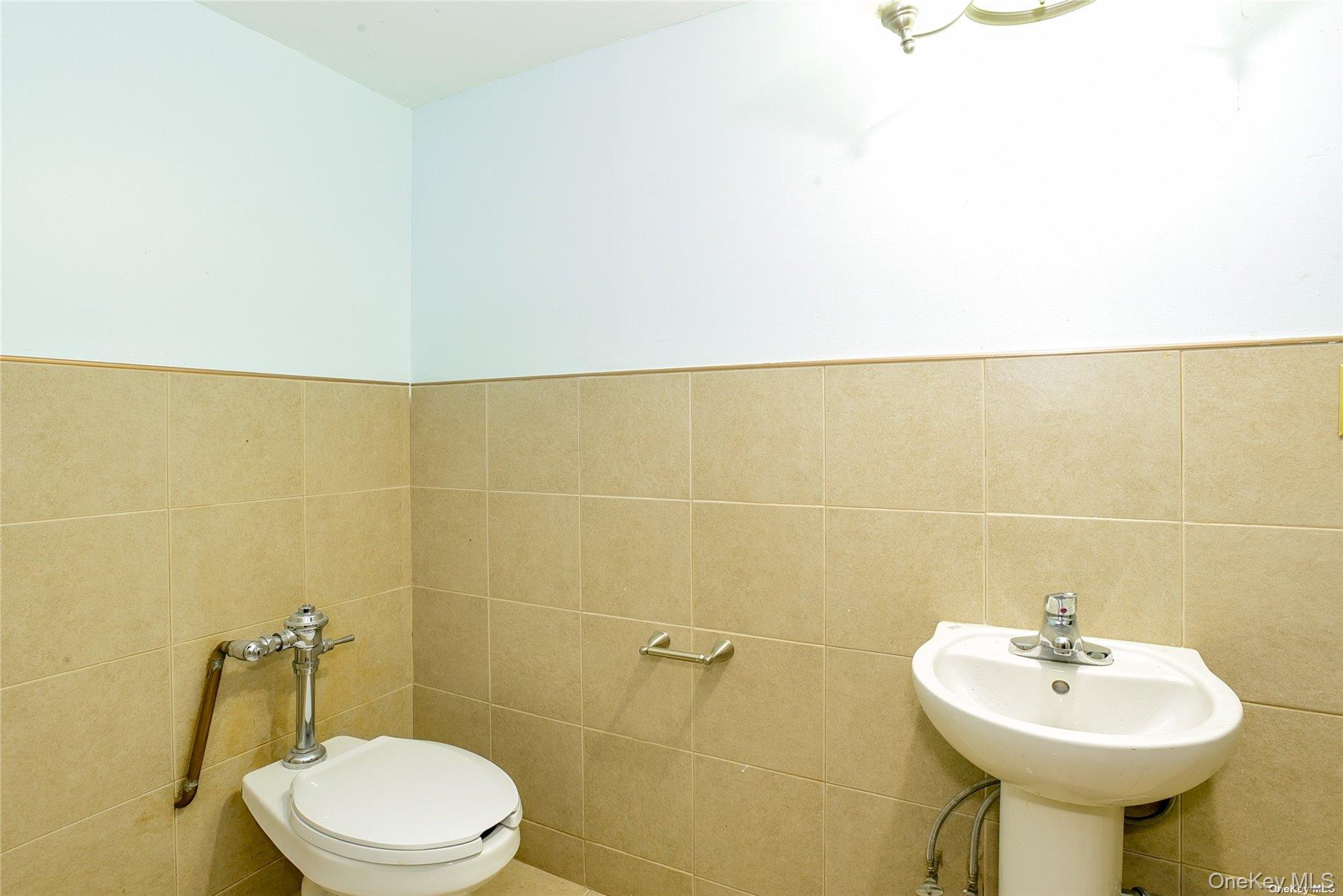 117-11/13 Hillside Avenue Property Photo 32