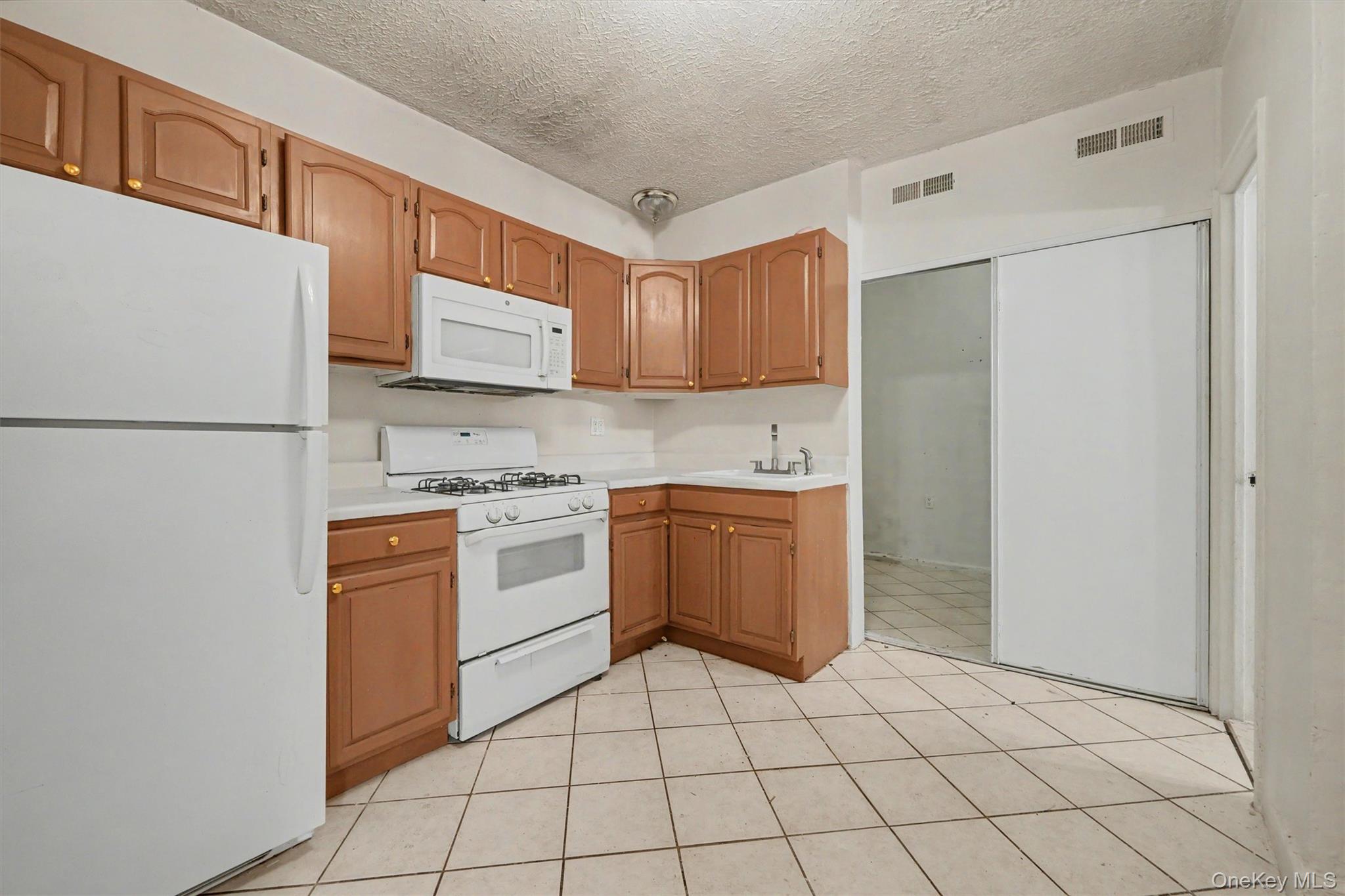 2190 Boston Road 6b Property Photo 13