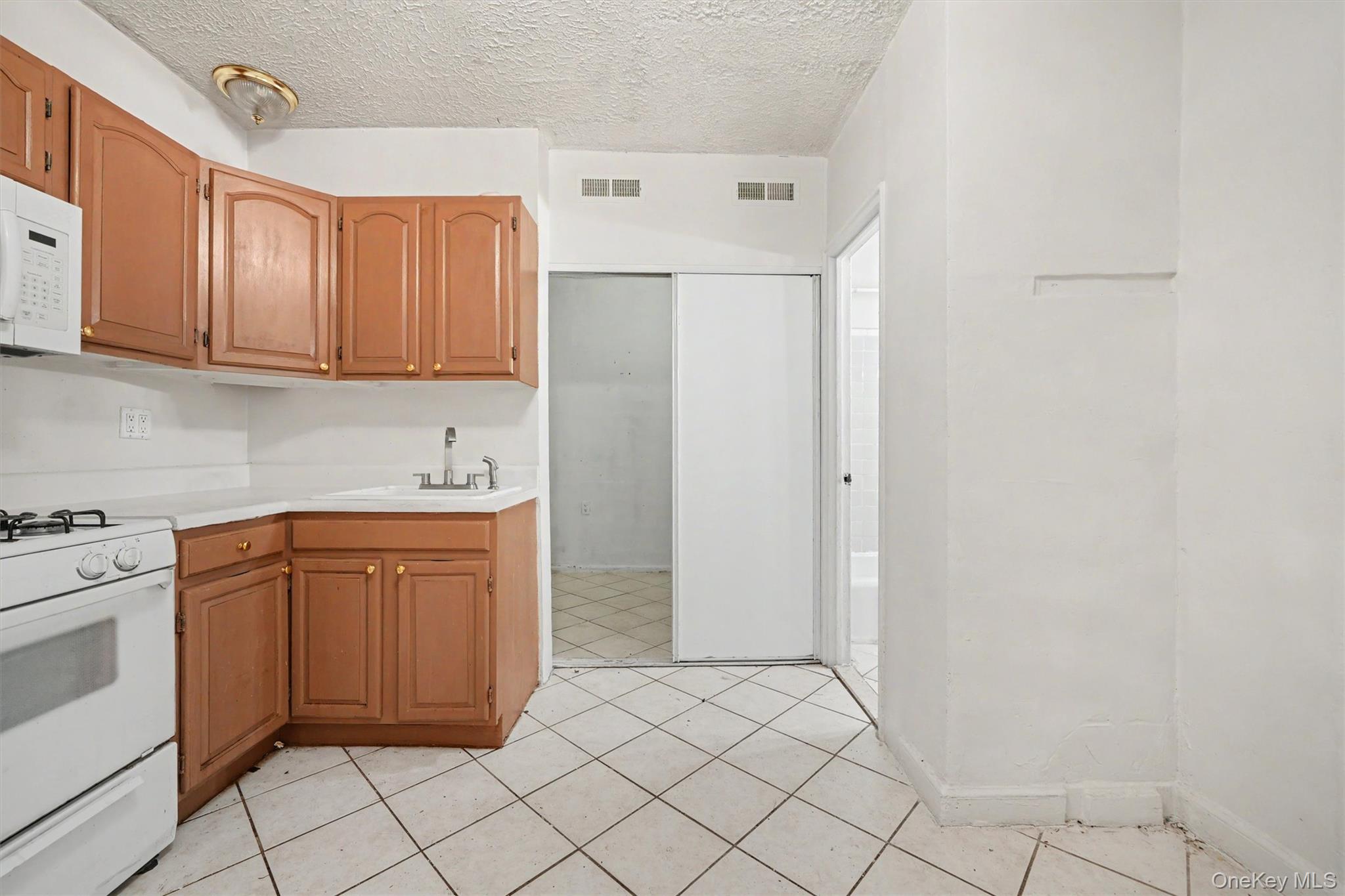 2190 Boston Road 6b Property Photo 14